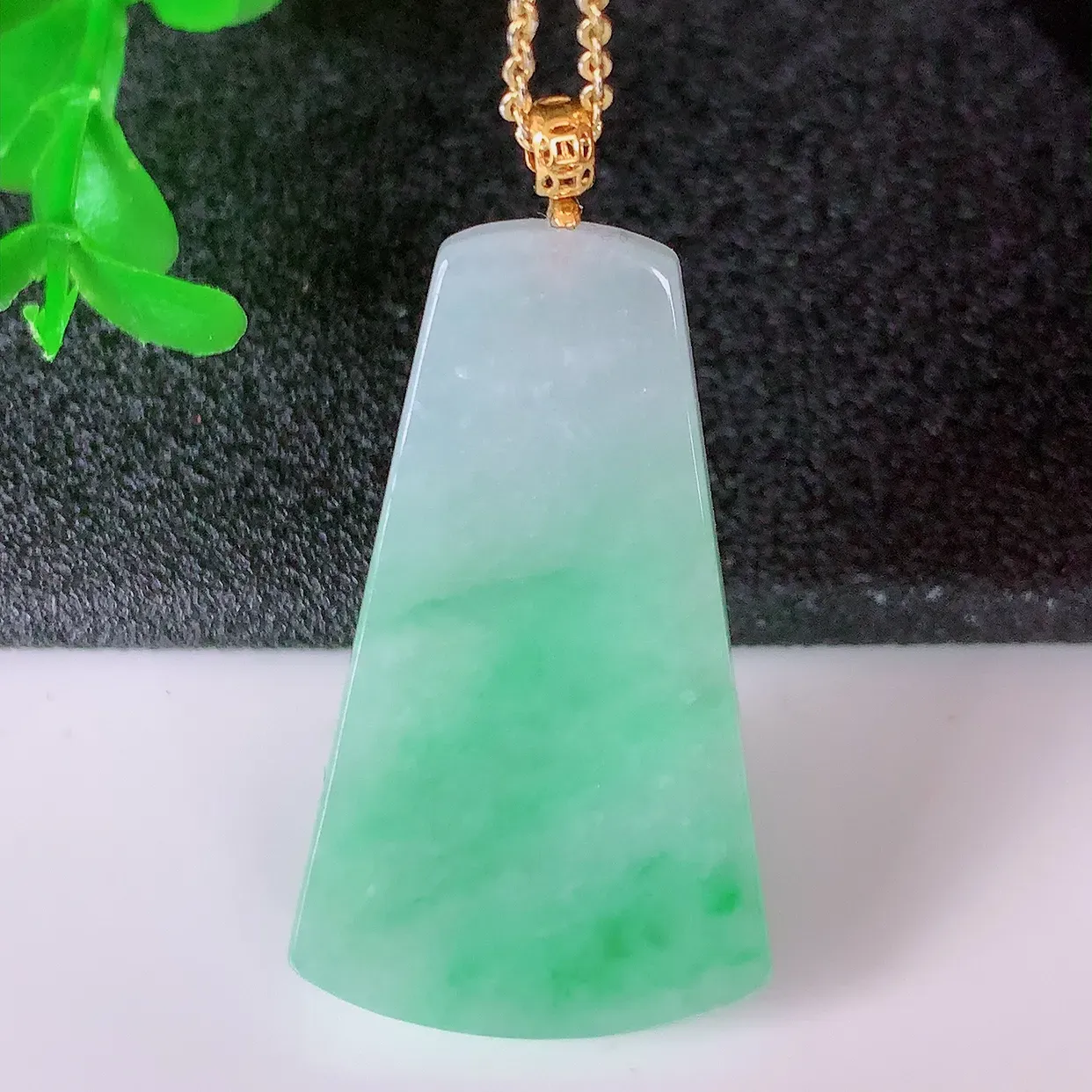 18K金镶嵌冰润飘绿平安无事牌吊坠，翡翠无事牌，平平安安，无事牌翠色灵动，佩戴平安时尚！#41.2