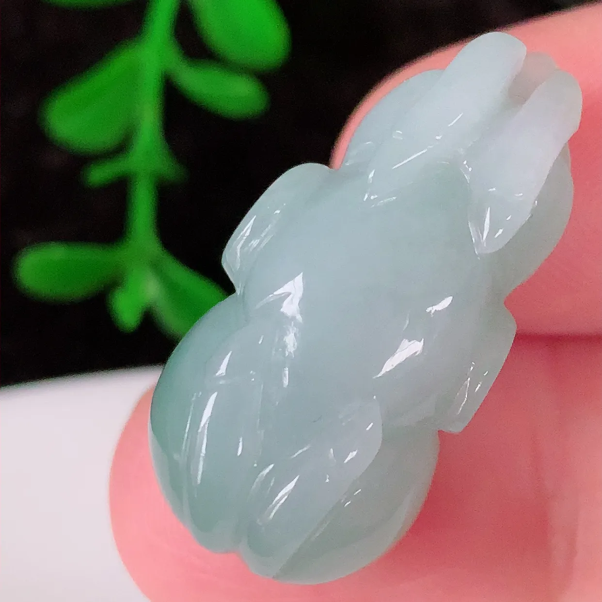 自然光实拍，冰润黄翡双彩翡翠生肖子鼠运财吊坠，种老水足，雕工精湛 ，寓意美好，佩戴时尚出众！#81.2