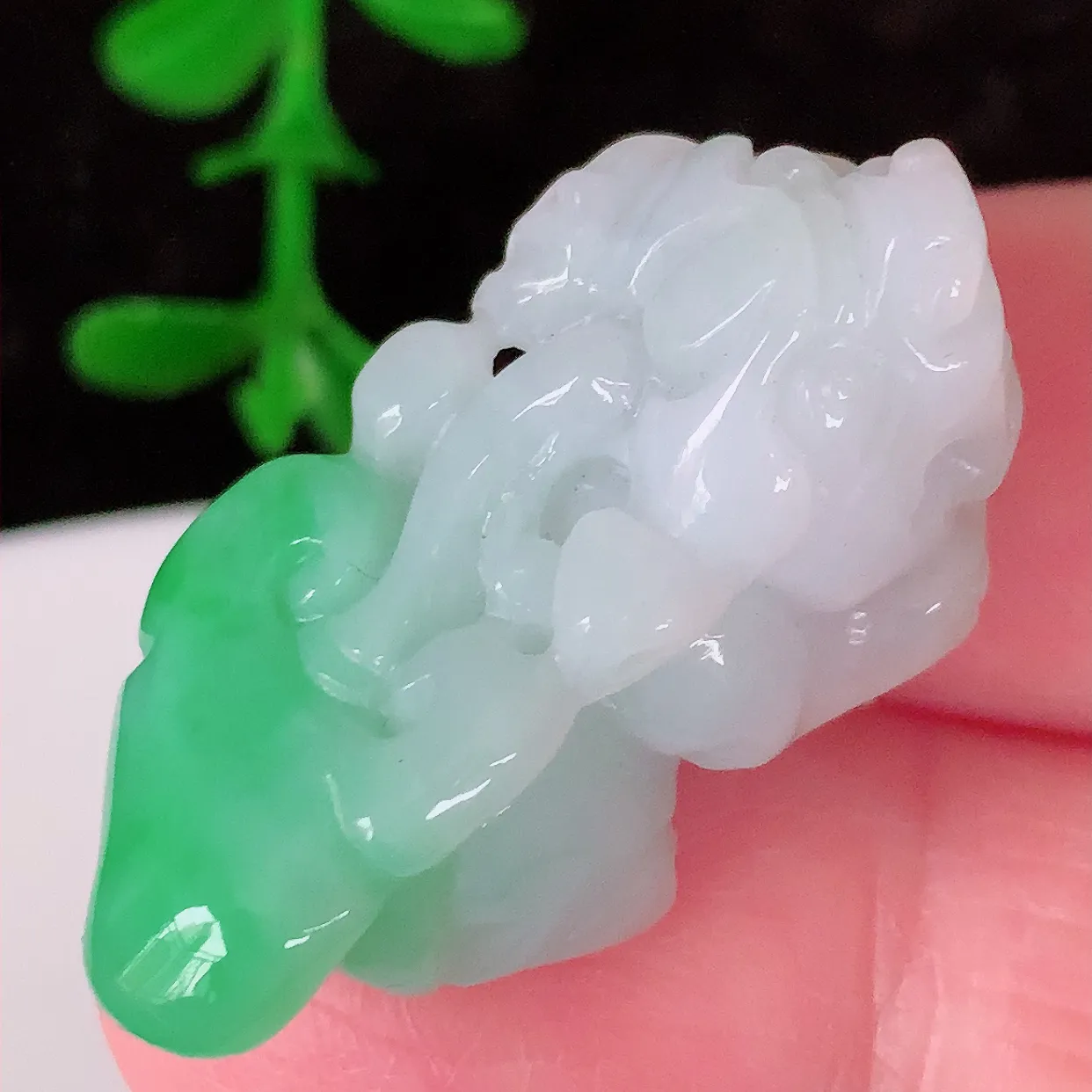 自然光实拍，冰润飘绿翡翠招财貔貅吊坠， 翠色灵动，种老水足，寓意好，品相佳，佩戴佳品！#81.2