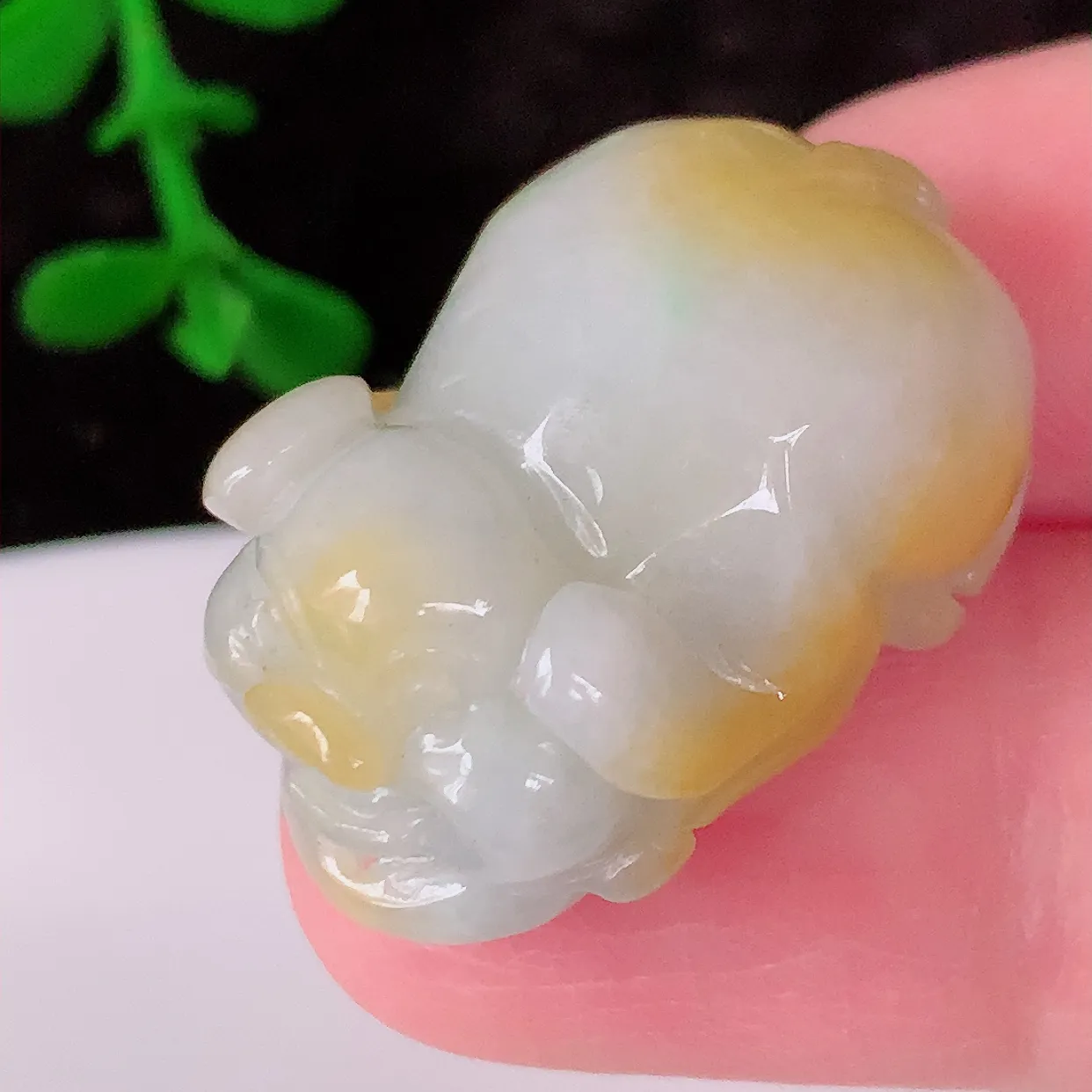 自然光实拍，冰润黄翡双彩翡翠生肖猪吊坠，种老水足，雕工精湛 ，寓意美好，佩戴时尚出众！#57.2