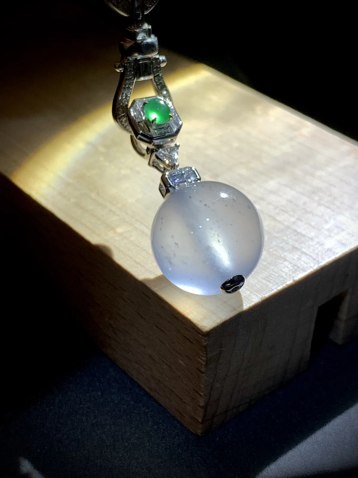 【镶嵌新品】
高品质珠子吊坠，28-13.3-13.3mm，
18K金，南非钻，翡翠绿蛋面，
不配图