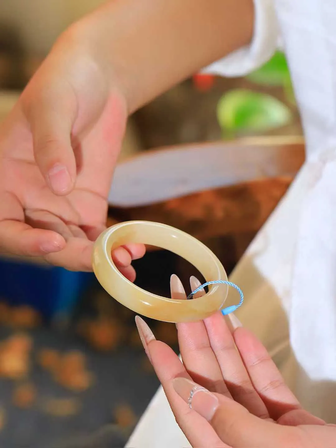 【情有独钟.手镯】

精品和田玉糖白玉手镯 玉质温润细腻 油性十足 手感舒适，高华雅逸，线条流畅，