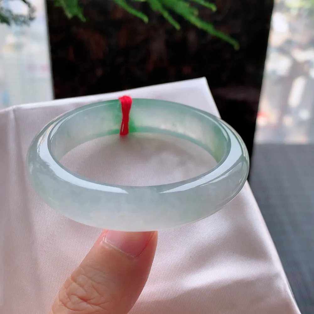 贵妃冰玻阳绿 无瑕 尺寸:52.6/46/12.7/7.8 种色俱佳