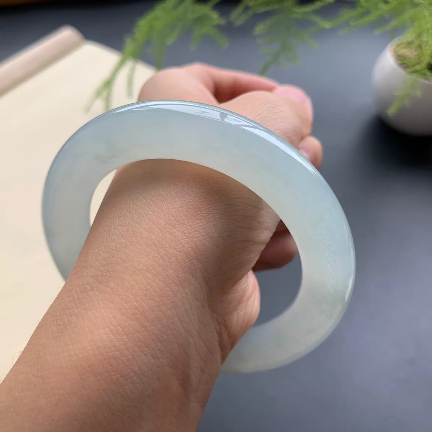 56.5圈口冰种圆条手镯 尺寸：56.5-12-11.8，无纹裂，水润饱满，胶感十足