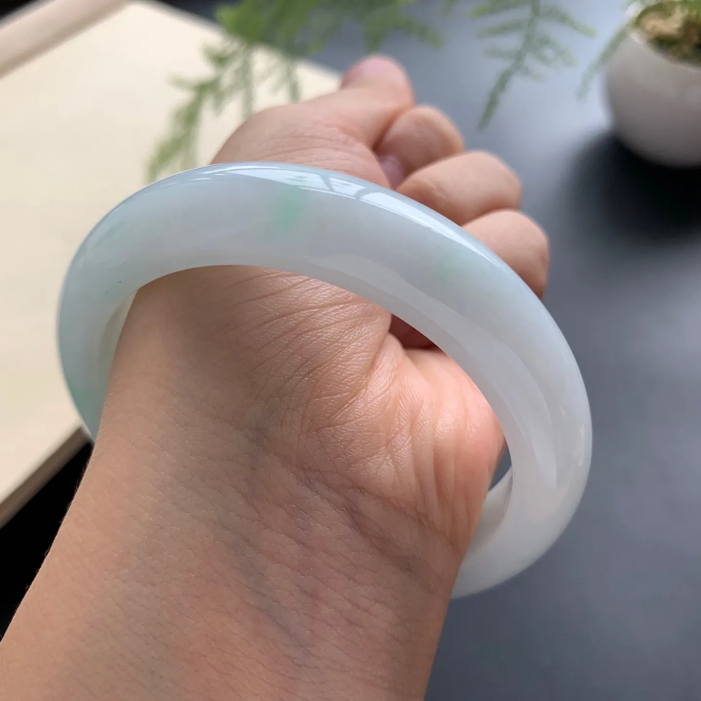 56.8圈口细糯正圈手镯 尺寸：56.8-12.8-9，无纹裂，细腻釉洁，清爽干净