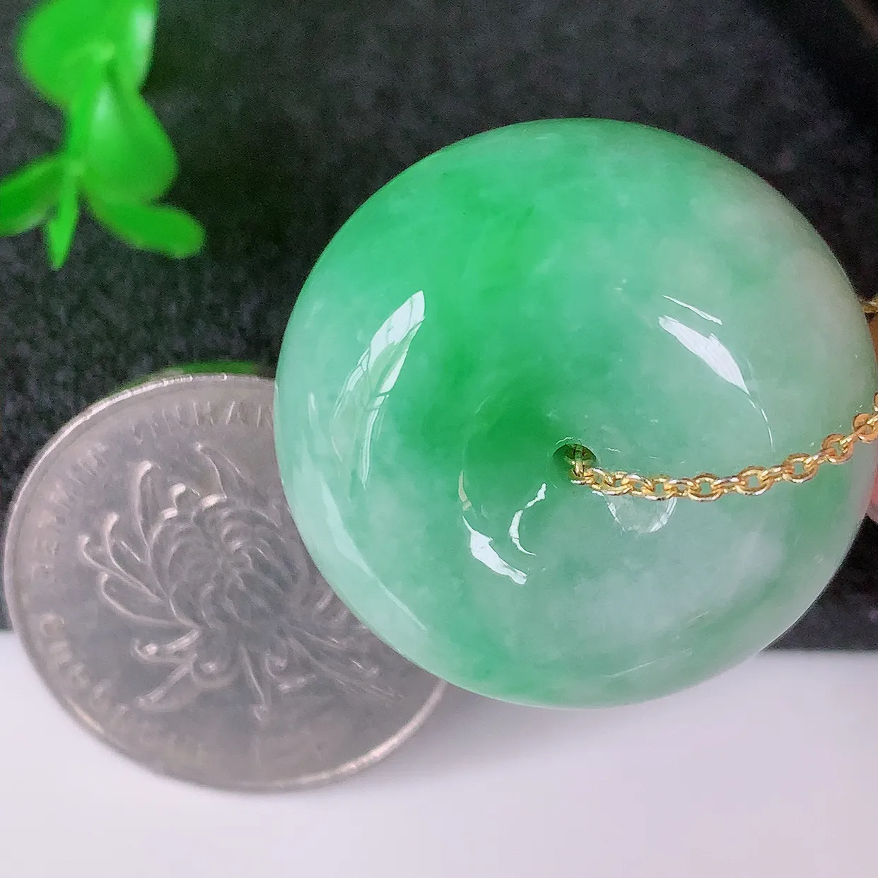 自然光实拍，冰润飘绿翡翠平安扣吊坠，形体饱满圆润，平安扣肥嘟嘟的，平平安安，种水很好，配戴精美！#05.2