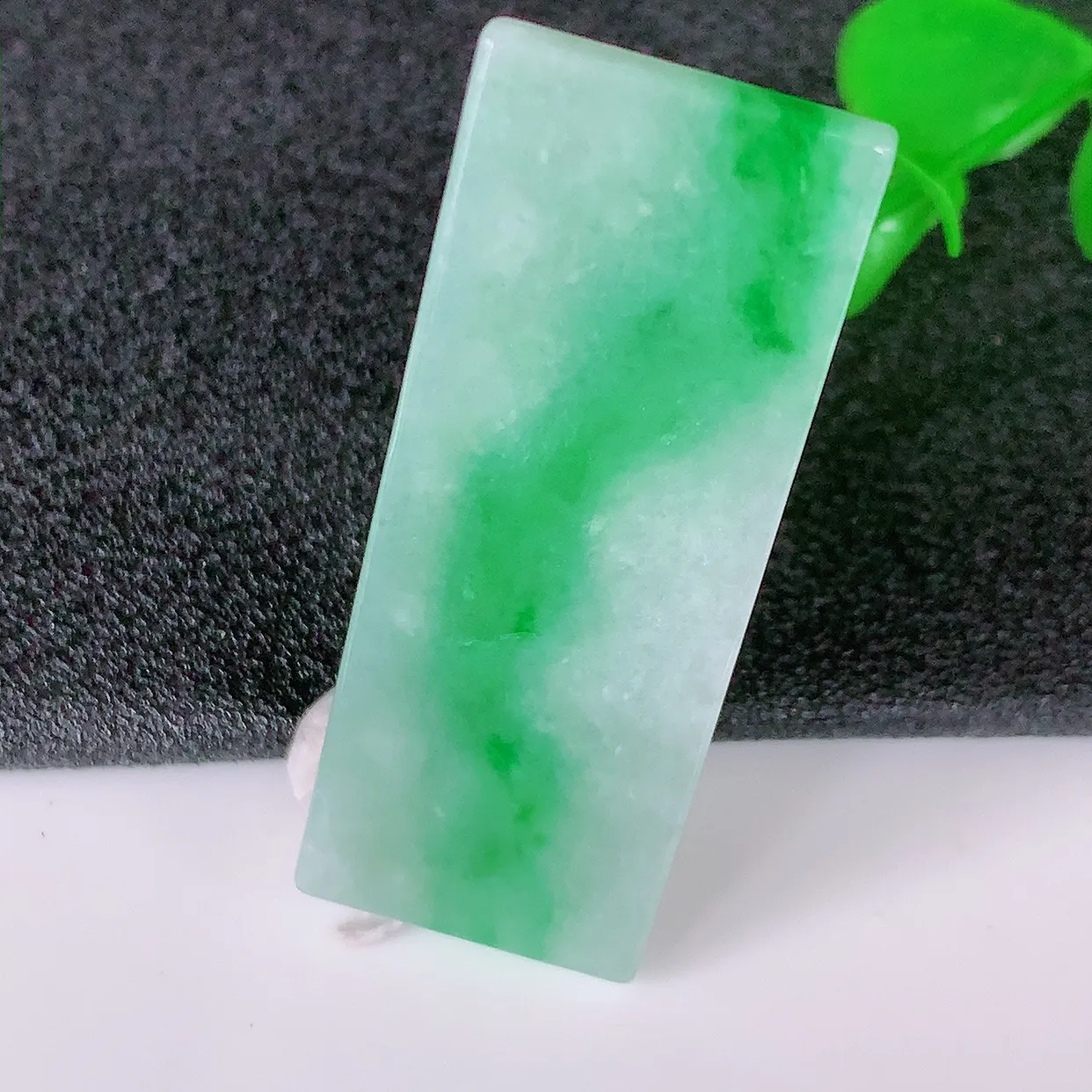 自然光实拍，冰润飘绿翡翠平安无事牌吊坠，平平安安，无事牌翠色灵动，佩戴平安时尚！#05.2