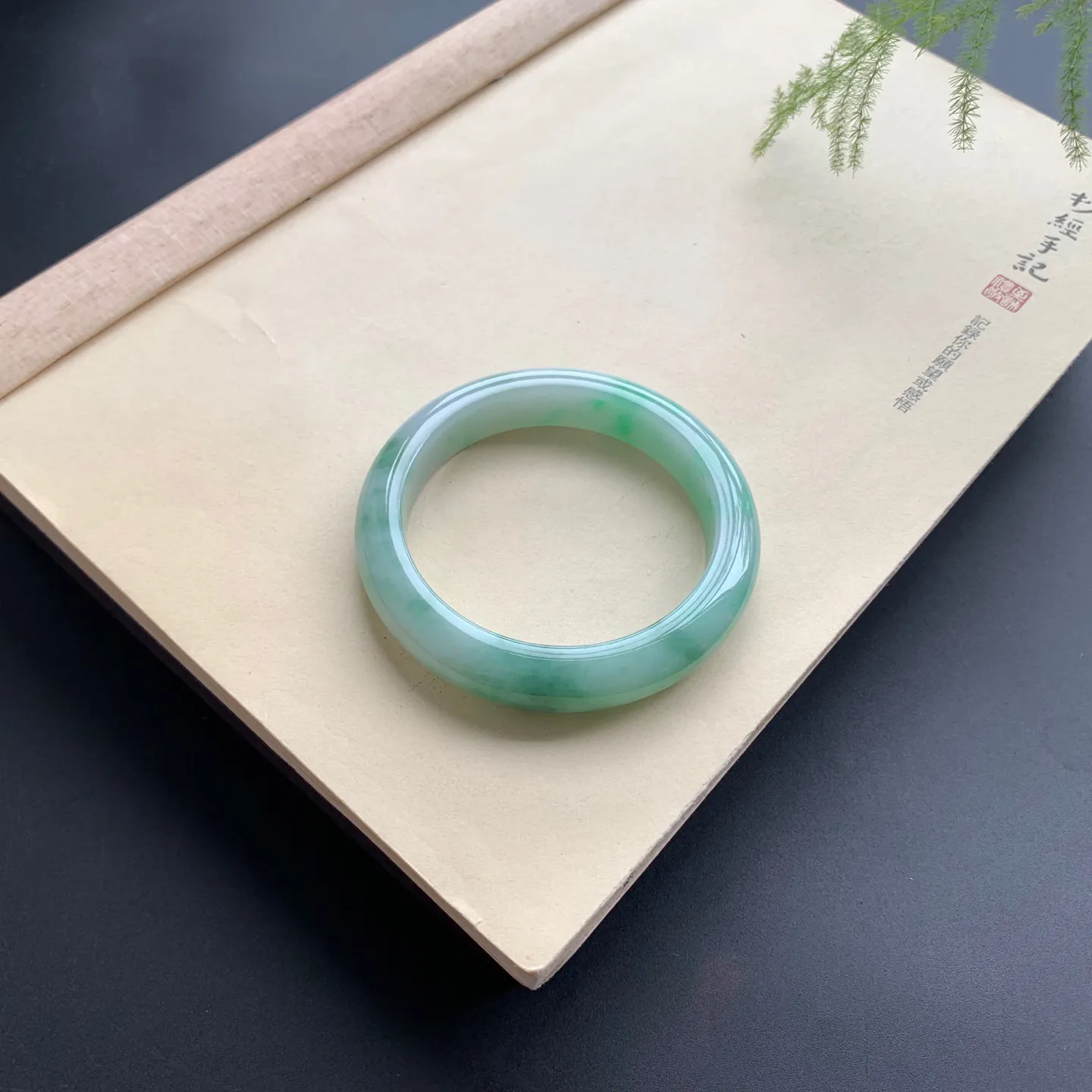 58.3圈飘绿正圈手镯 尺寸：58.3-12.5-9，无纹裂，细腻光滑，色泽靓丽