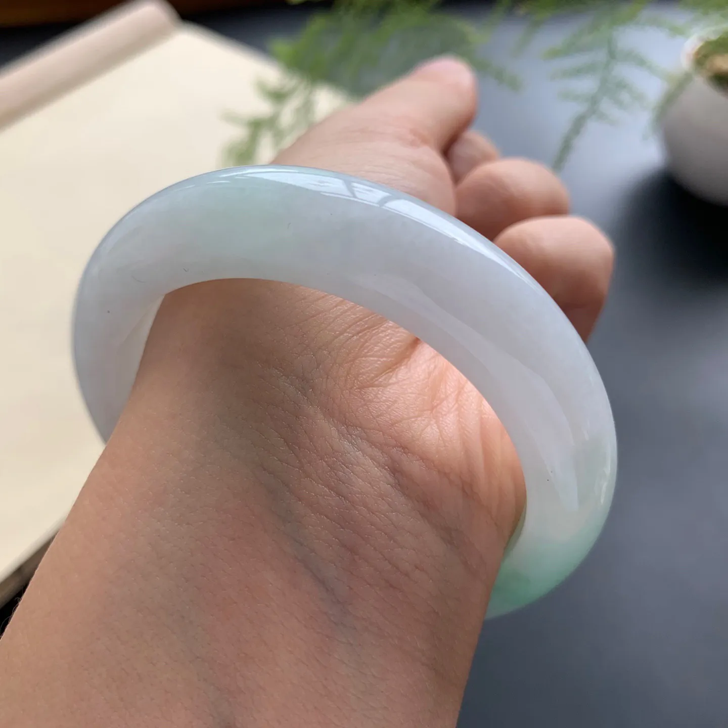 53.5圈口飘绿正圈手镯 尺寸：53.5-13-9，无纹裂，细腻光滑，清爽干净