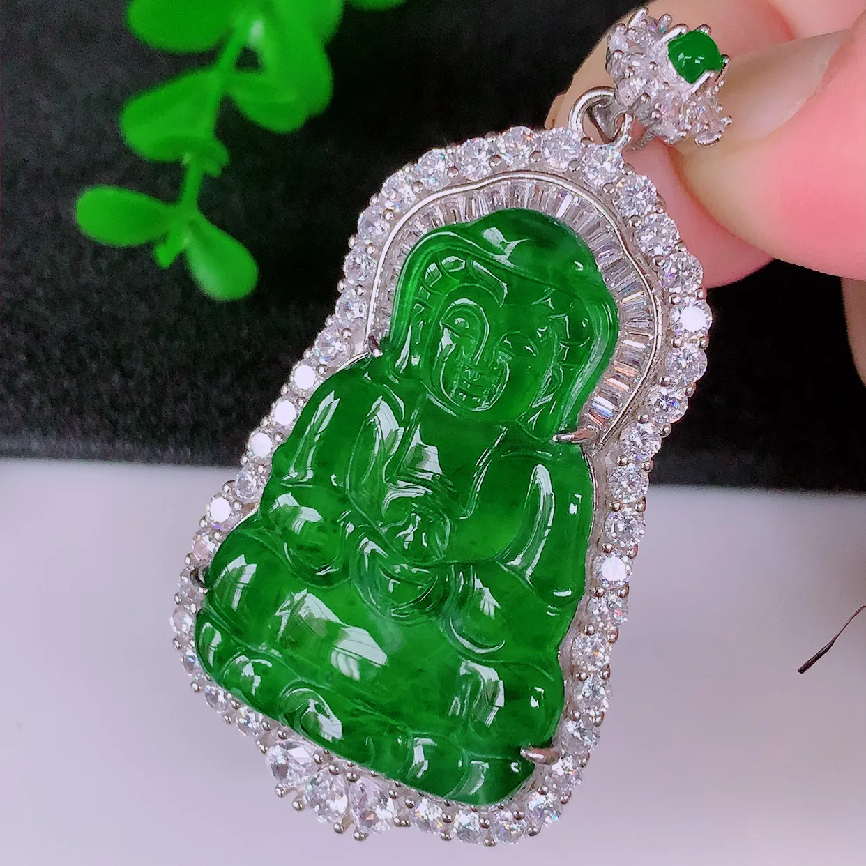 冰透满绿翡翠925银镶嵌观音吊坠，自然光实拍，翠色灵动，颜色漂亮，种老水足，品相佳，佩戴佳品！#98.2整体54.5*28.8*9.2裸石35*23