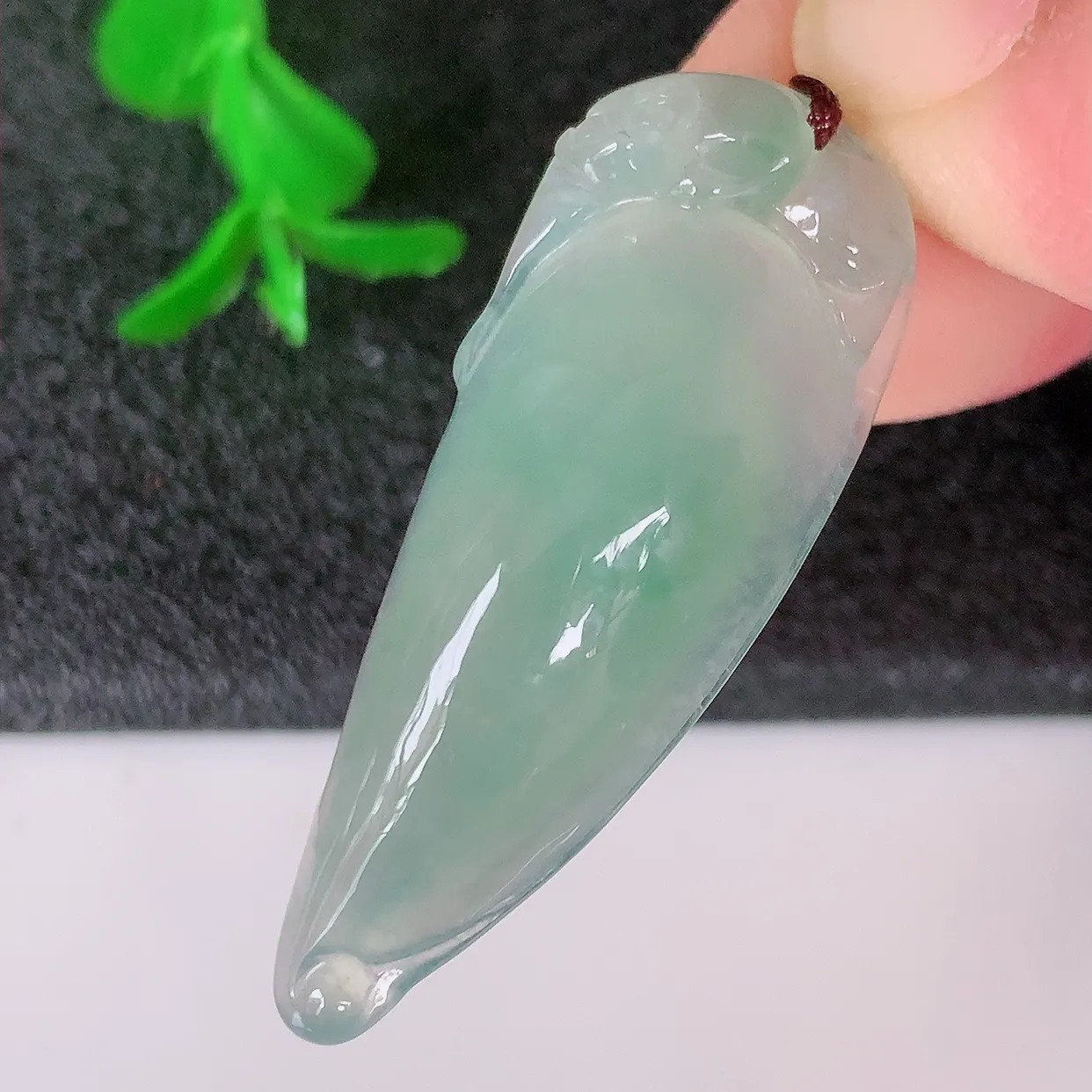 自然光实拍，冰种飘花翡翠招财福瓜吊坠，精美饱满福瓜，种水足，形态圆润饱满，福相十足 ！#01.2