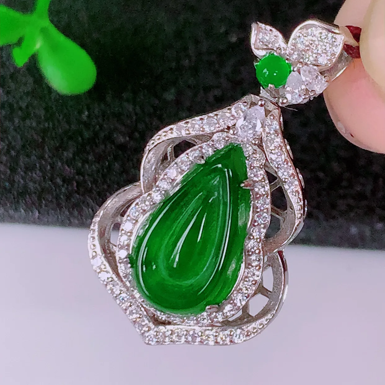 冰透满绿翡翠925银镶嵌水滴吊坠，自然光实拍，翠色灵动，颜色漂亮，种老水足，品相佳，佩戴佳品！#98.2整体29.5*16-8.5裸石14*7.5