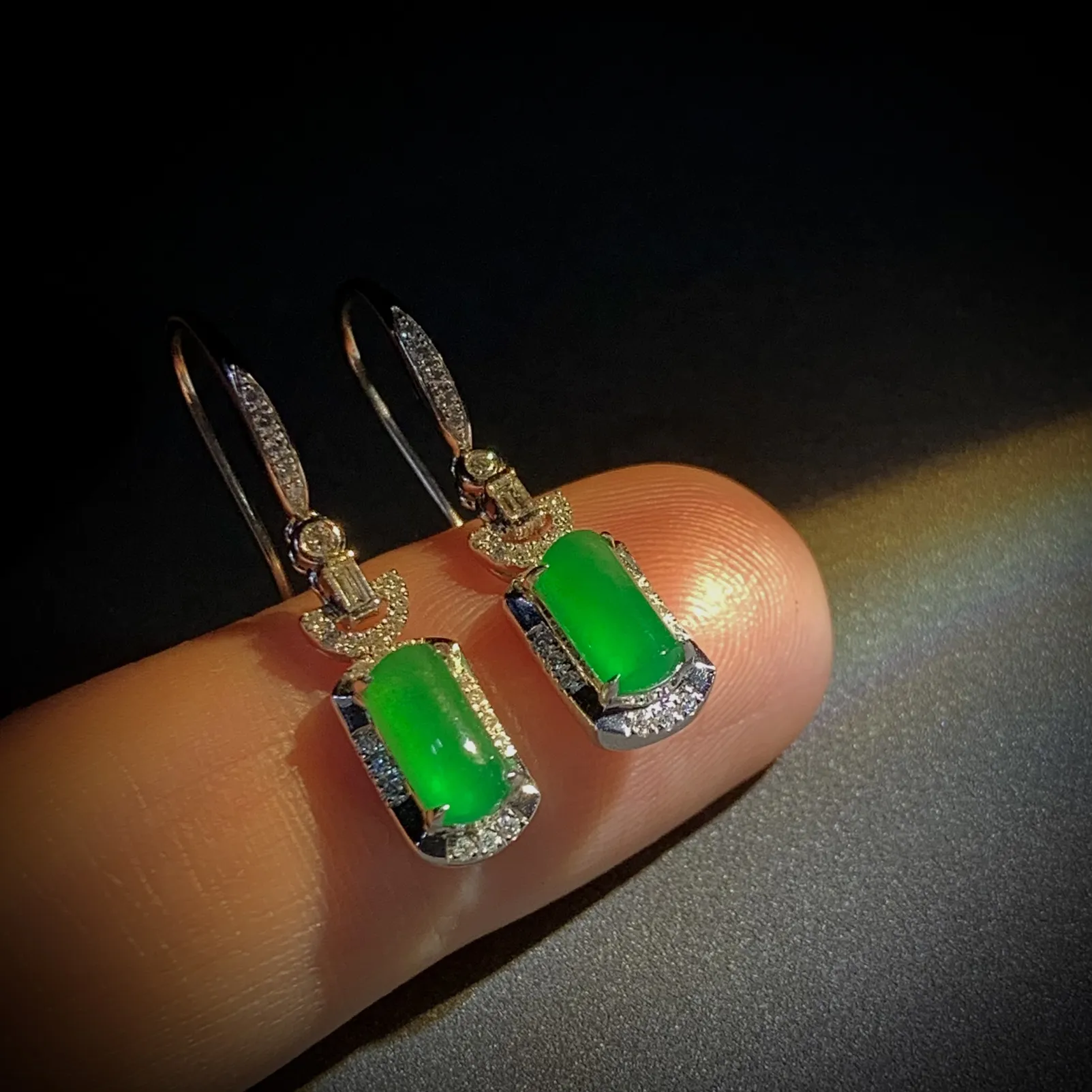 翡翠绿素面镶嵌耳坠，
裸石约8-4-2mm，
18K金，南非钻，