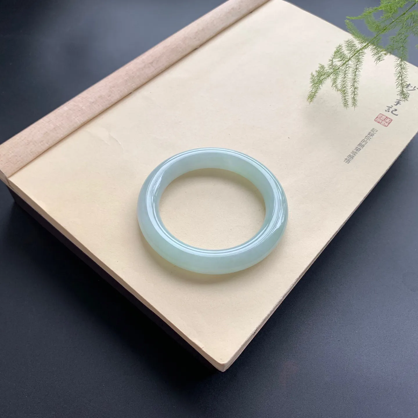 56.5圈口果绿底圆条手镯 尺寸：56.5-11.8，无纹裂，细腻釉洁，色泽清新甜美