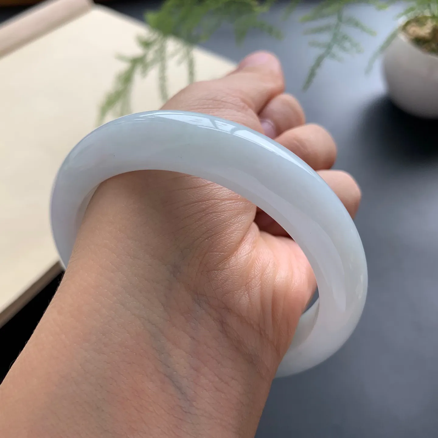 56.8圈口细糯正圈手镯 尺寸：56.8-12.8-9，无纹裂，细腻釉洁，清爽干净