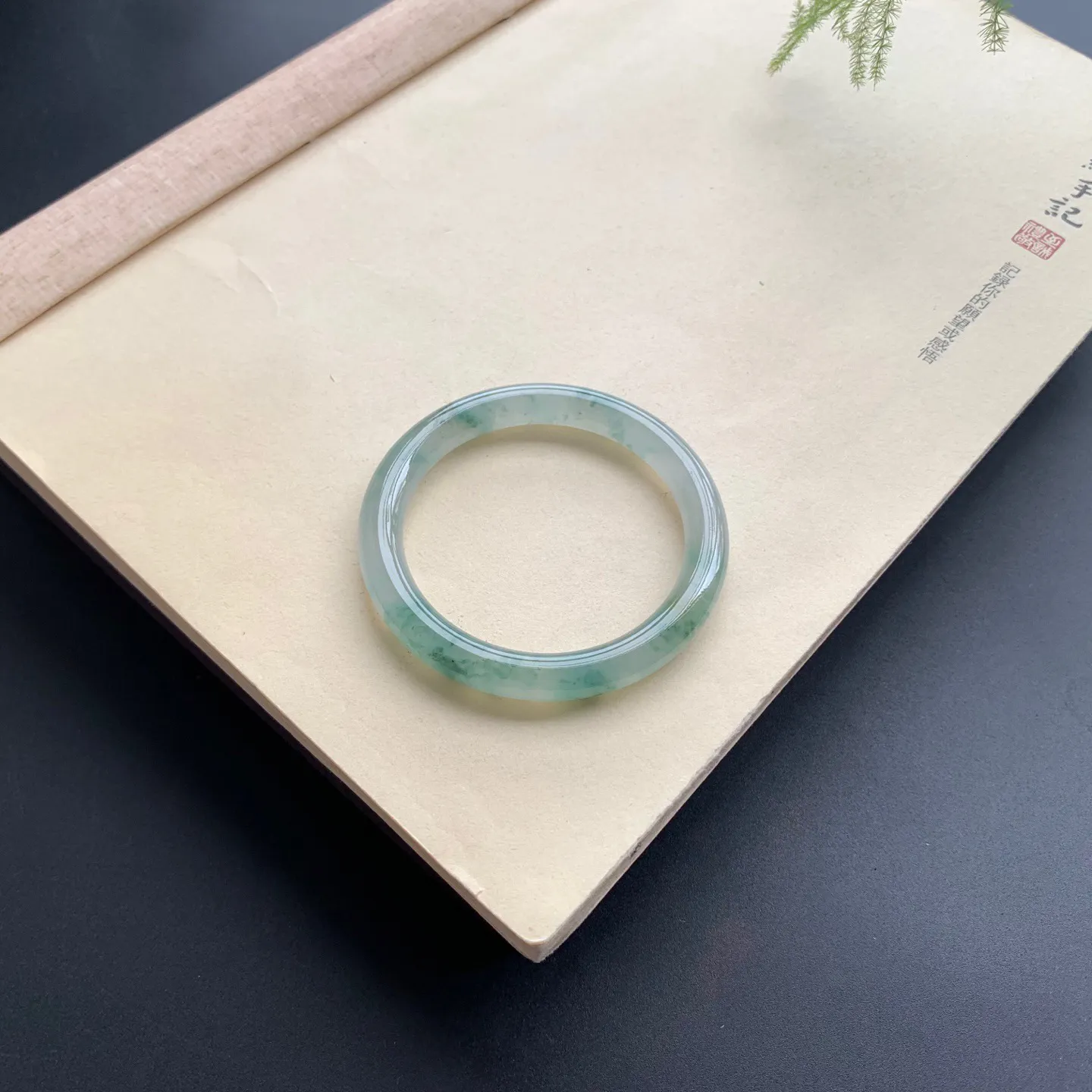 50.2圈口冰种飘花圆条手镯 尺寸：50.2-7.8，无纹裂，水润透亮，花色飘逸