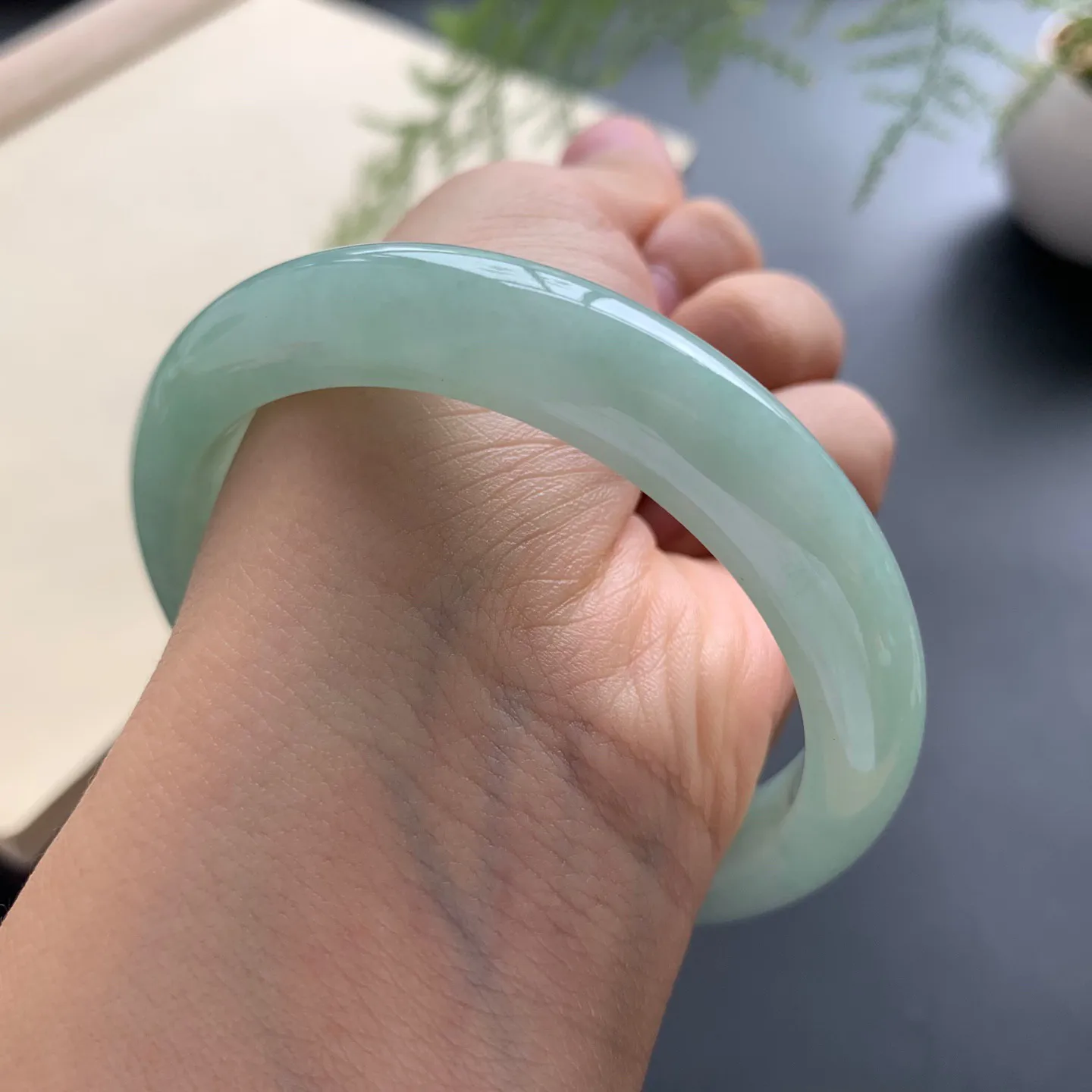 57圈口油绿正圈手镯 尺寸：57-11.3-8.6，无纹裂，细腻光滑，色泽均匀