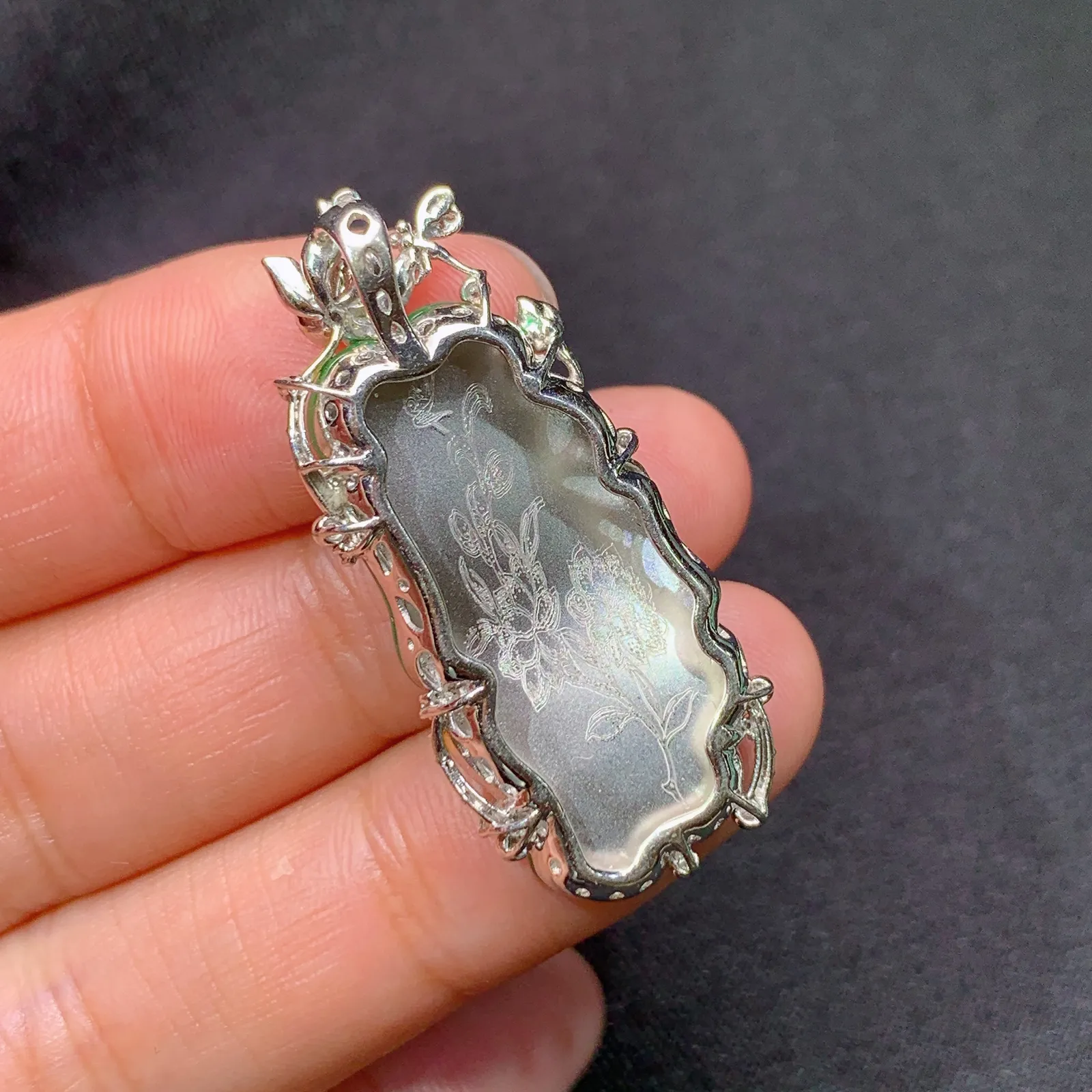 阳绿荷叶吊坠，18k金镶嵌，冰润色阳，玉质细腻，种水足 尺寸37*16.4*6.9