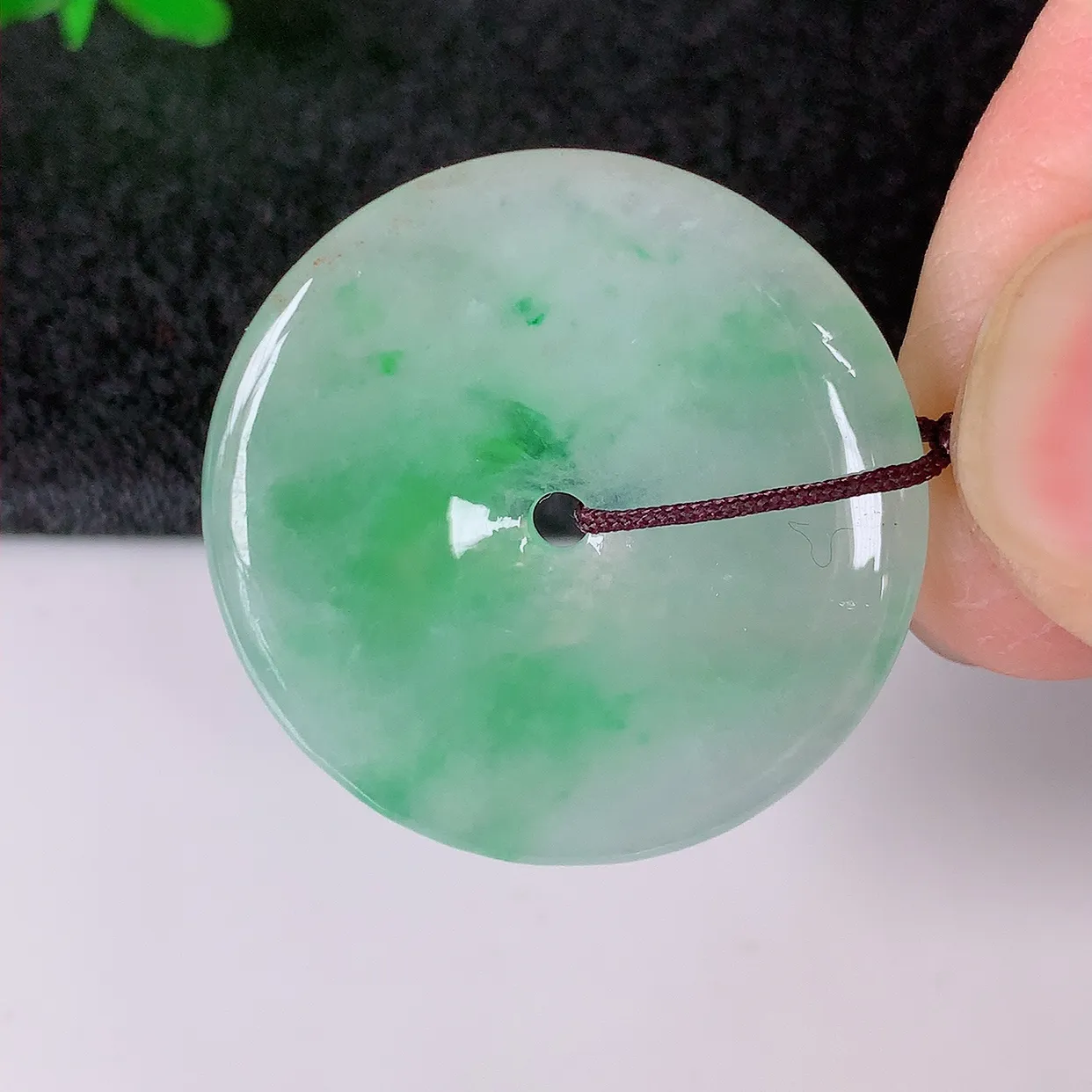 自然光实拍，冰种飘绿翡翠平安扣吊坠，翠色灵动，种老水足，寓意好，品相佳，佩戴佳品！#41.2