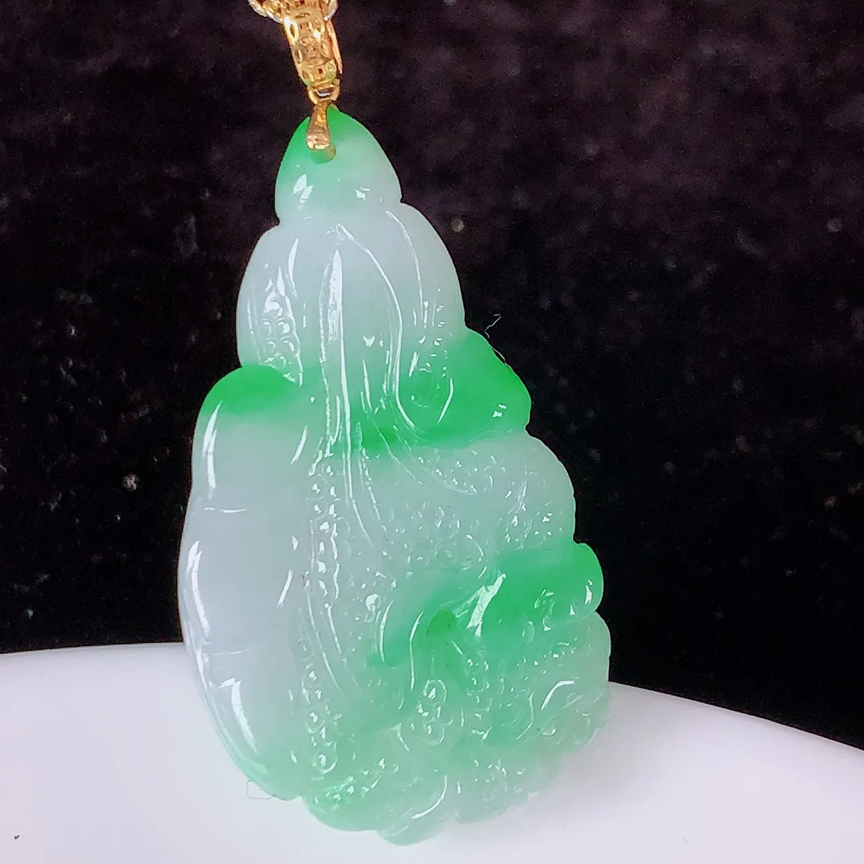 18K金镶嵌飘阳绿翡翠招百财白菜吊坠，百财聚来，财源滚滚，色泽鲜艳，精工水润的白菜，性价比高！#1.2