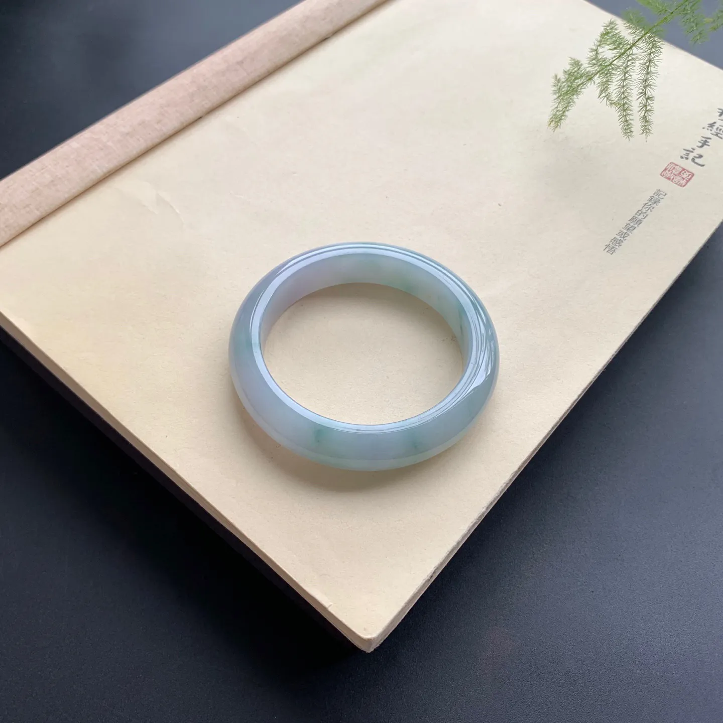 55圈口飘花正圈手镯 尺寸：55-13-9，无纹裂，细腻光滑，花色飘逸