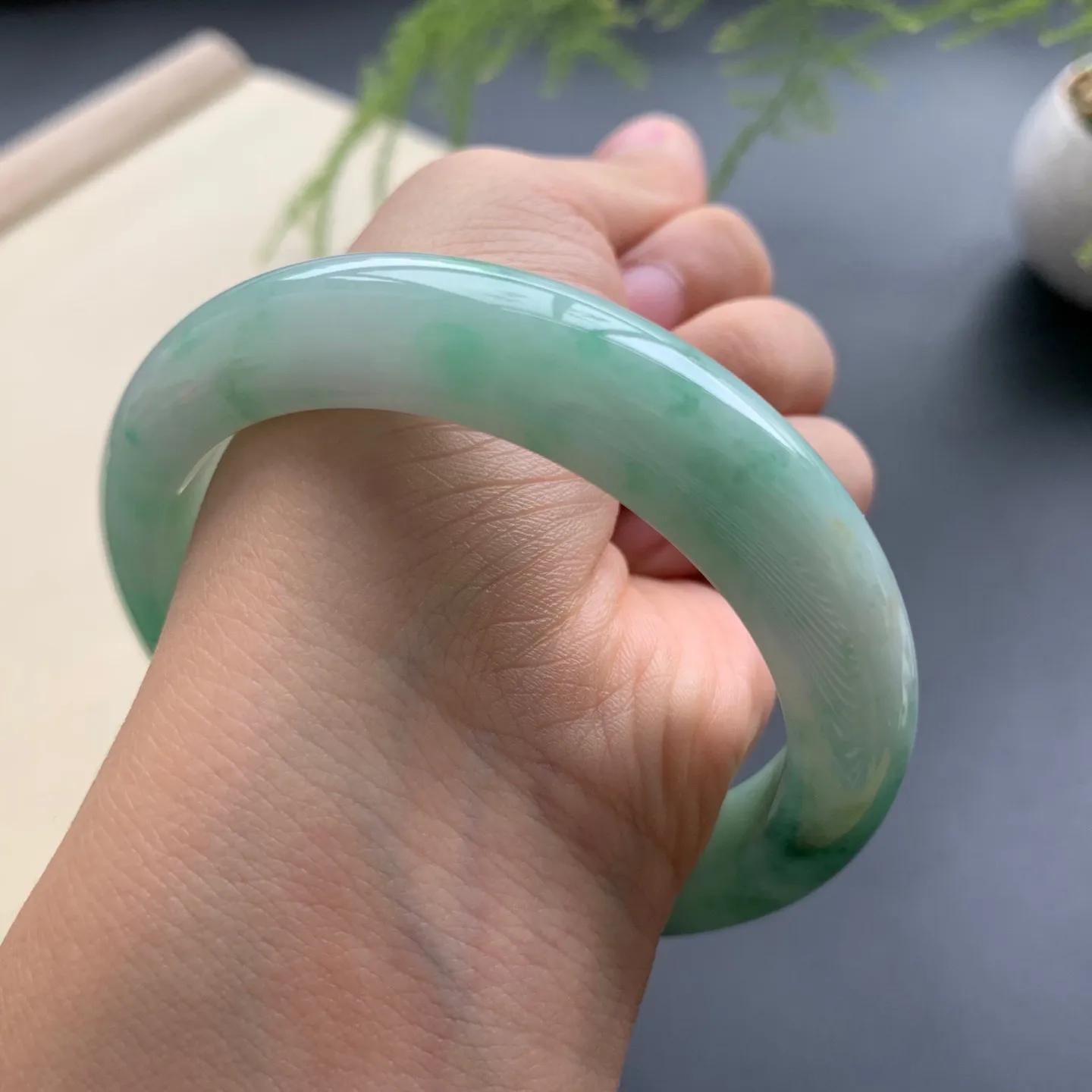 58.3圈飘绿正圈手镯 尺寸：58.3-12.5-9，无纹裂，细腻光滑，色泽靓丽