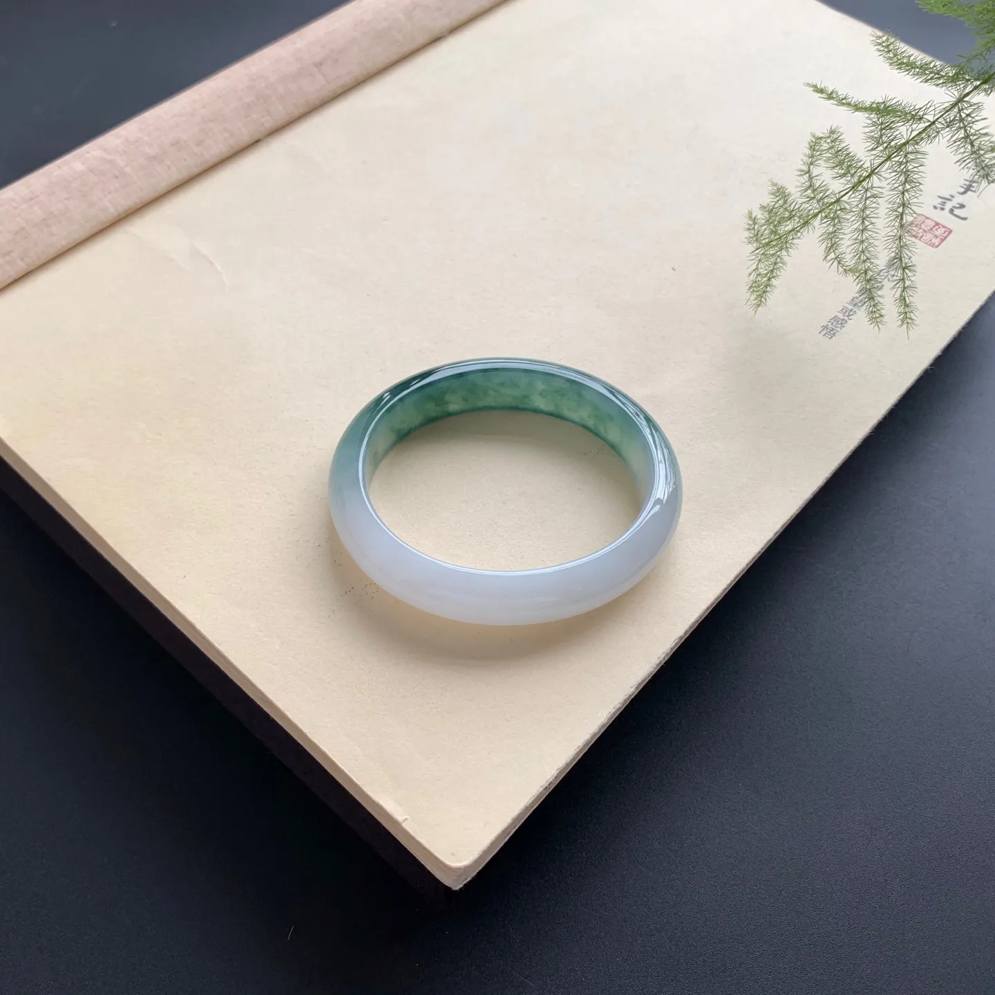 52.2圈口飘花贵妃手镯 尺寸：52.2-45-12-6.8，无纹裂，细腻光滑，花色浓郁