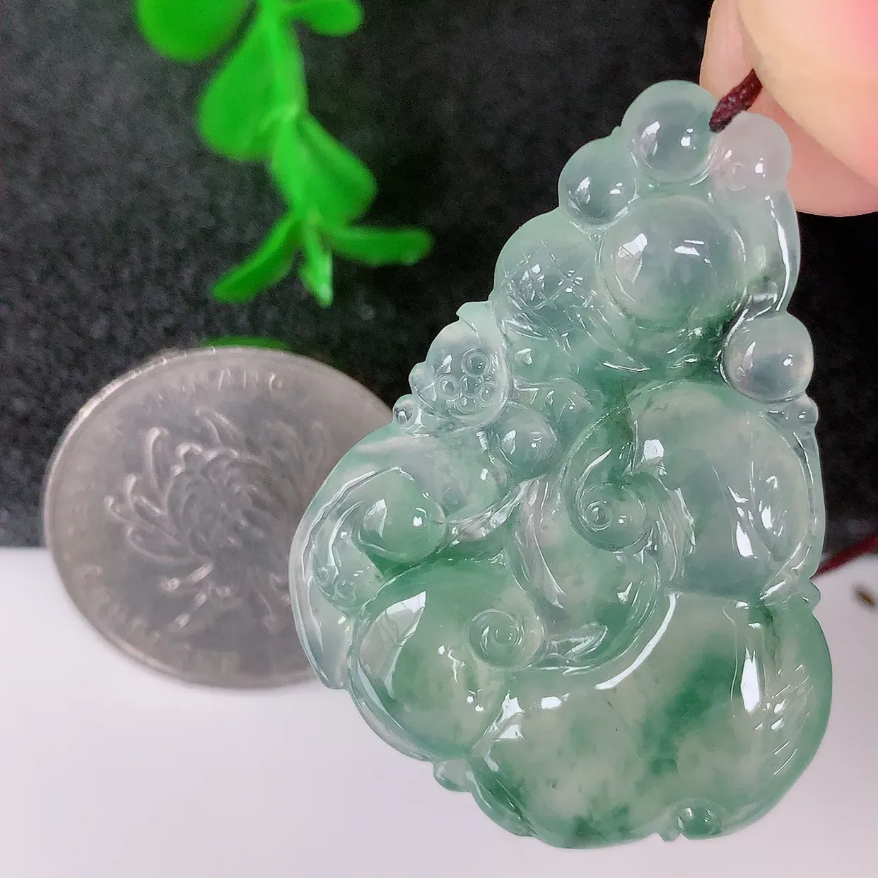 自然光实拍，冰种飘花翡翠如意吊坠，种老水足，雕工精湛 ，寓意美好，佩戴时尚出众！#01.2