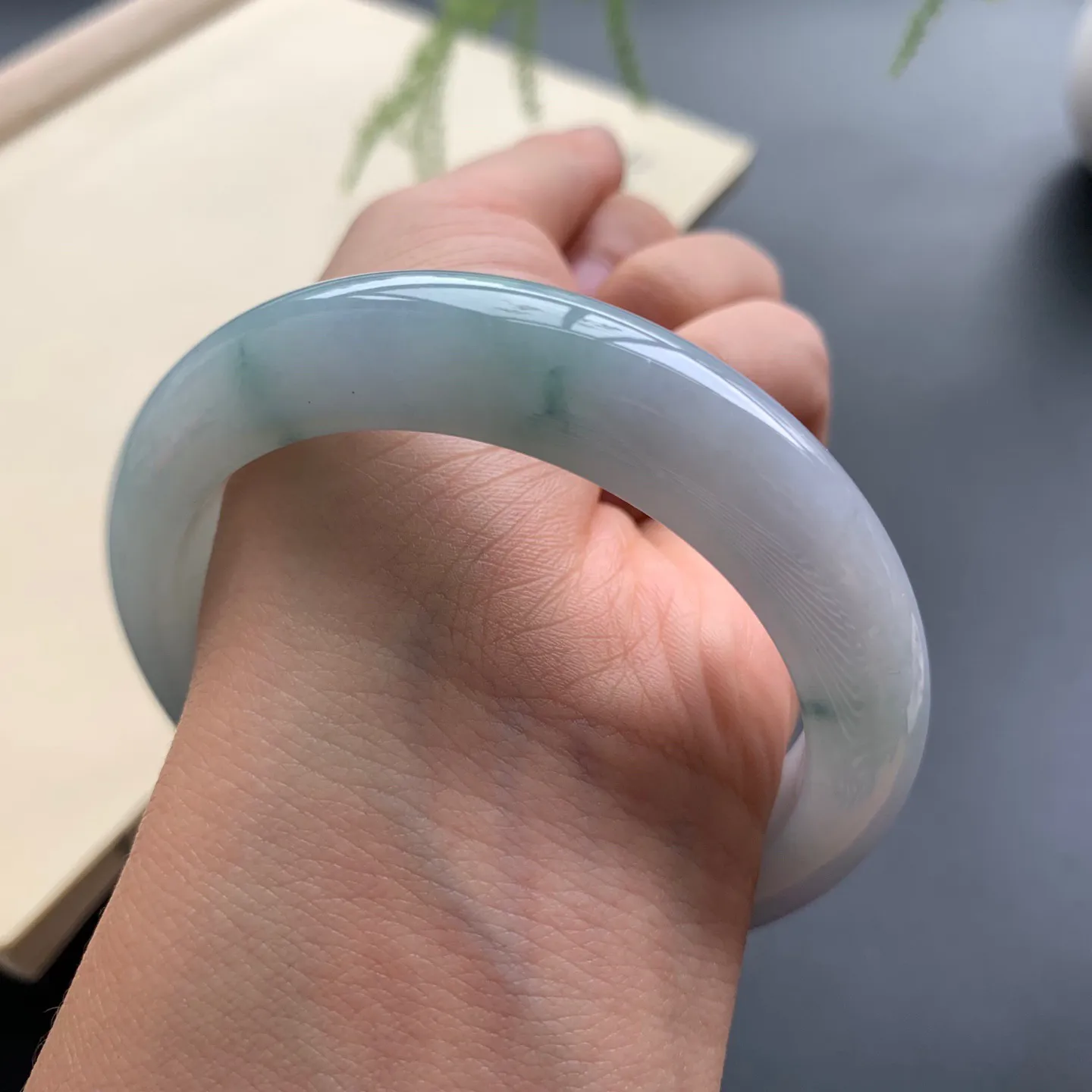 55圈口飘花正圈手镯 尺寸：55-13-9，无纹裂，细腻光滑，花色飘逸