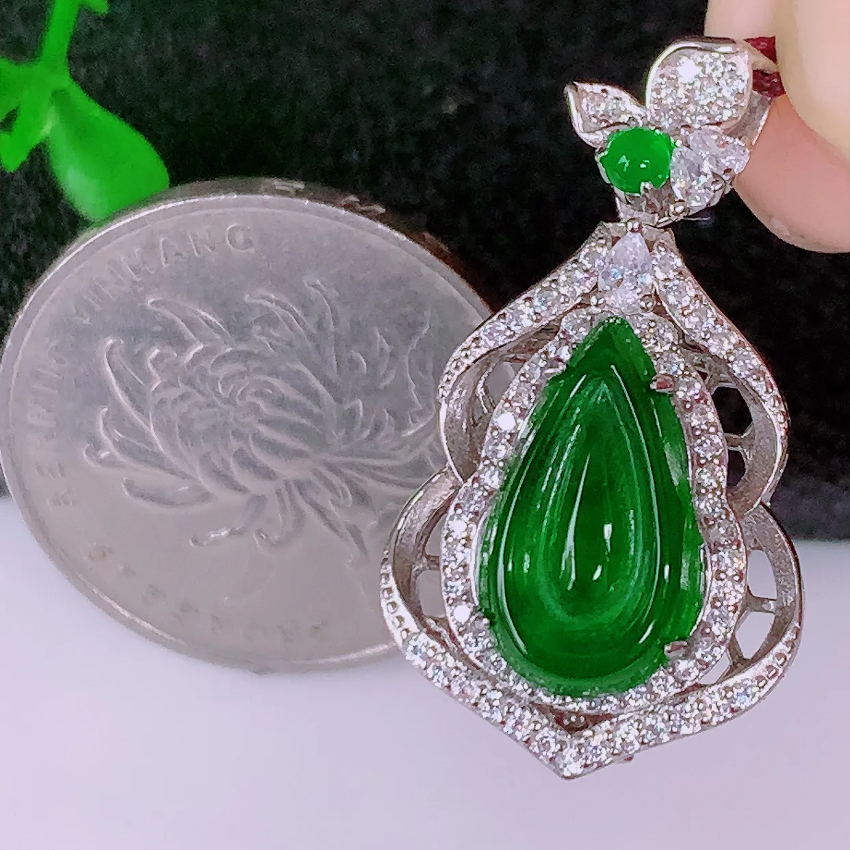 冰透满绿翡翠925银镶嵌水滴吊坠，自然光实拍，翠色灵动，颜色漂亮，种老水足，品相佳，佩戴佳品！#98.2整体29.5*16-8.5裸石14*7.5