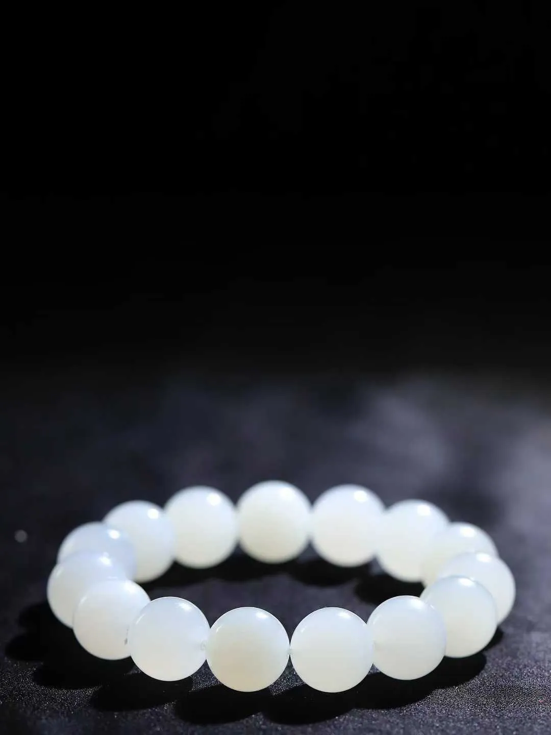 【珠圆玉润.手串】

精品和田玉冰白珠圆玉润手串 玉质温润细腻  整串打磨圆润，佩戴舒适。珠珠落玉盘，间关莺语花底滑，一生美好时光，无论身在何处，都有它相伴相守。事事顺遂，幸福美满，吉祥如意。重60.5克   尺寸取一13.6mm   FDL-69117300