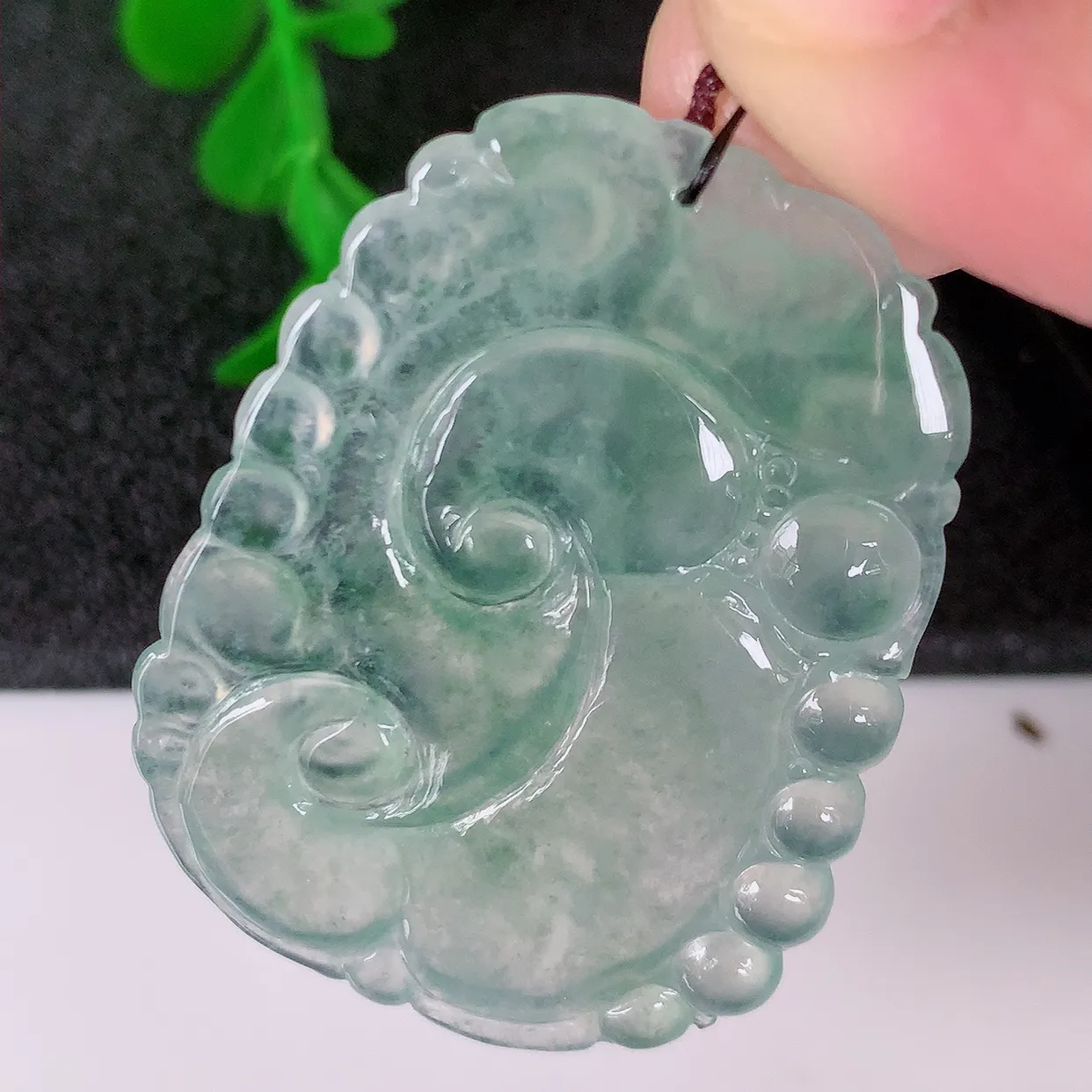 自然光实拍，冰种翡翠如意吊坠，种老水足，雕工精湛 ，寓意美好，佩戴时尚出众！#01.2