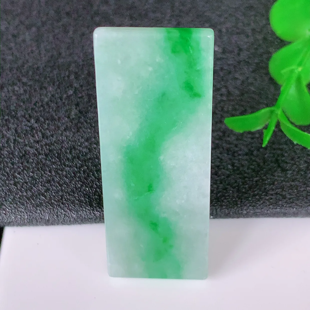 自然光实拍，冰润飘绿翡翠平安无事牌吊坠，平平安安，无事牌翠色灵动，佩戴平安时尚！#05.2