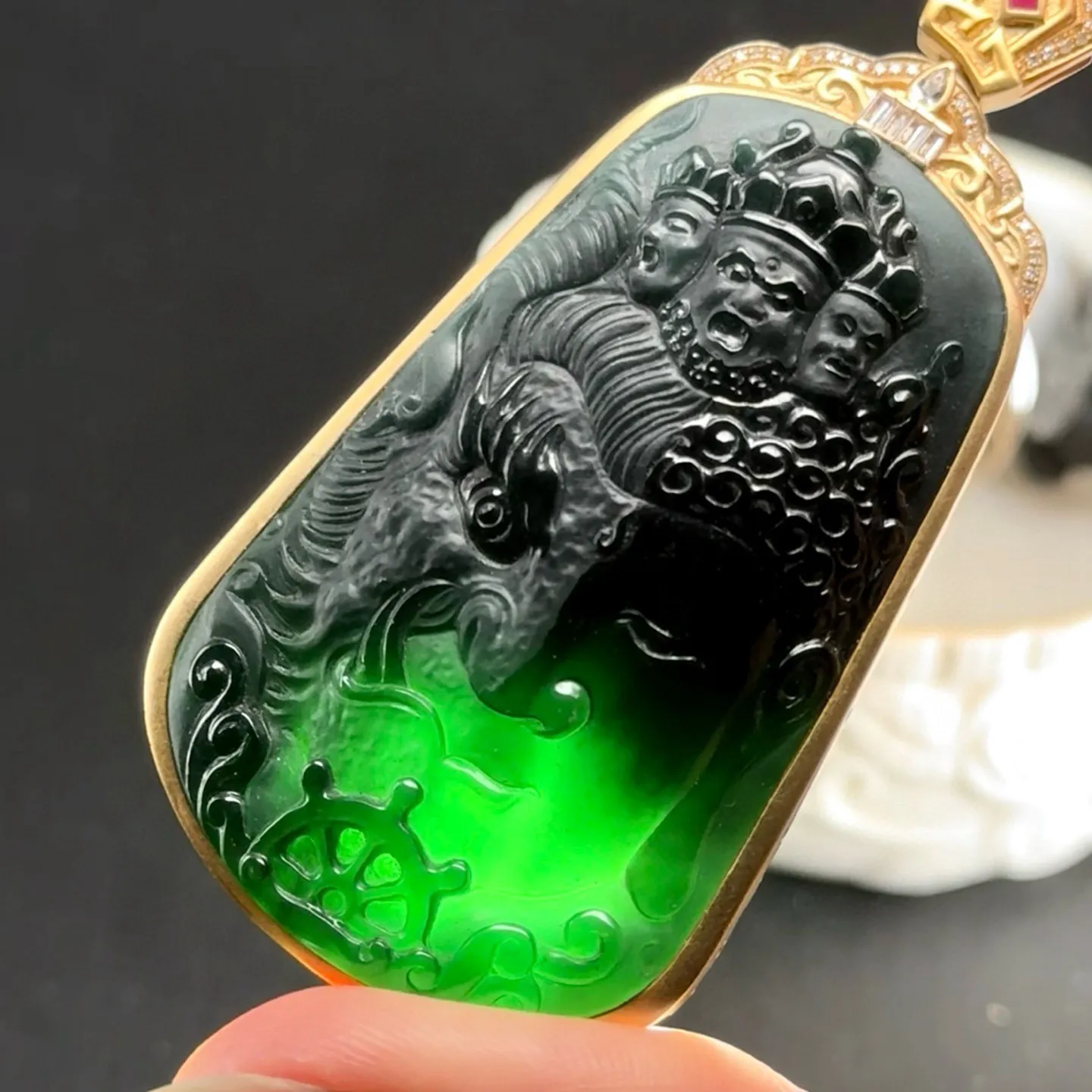 精品18k墨翠一念之间 种好色正 黑度极好 打灯通透 油性十足 尺寸66.5