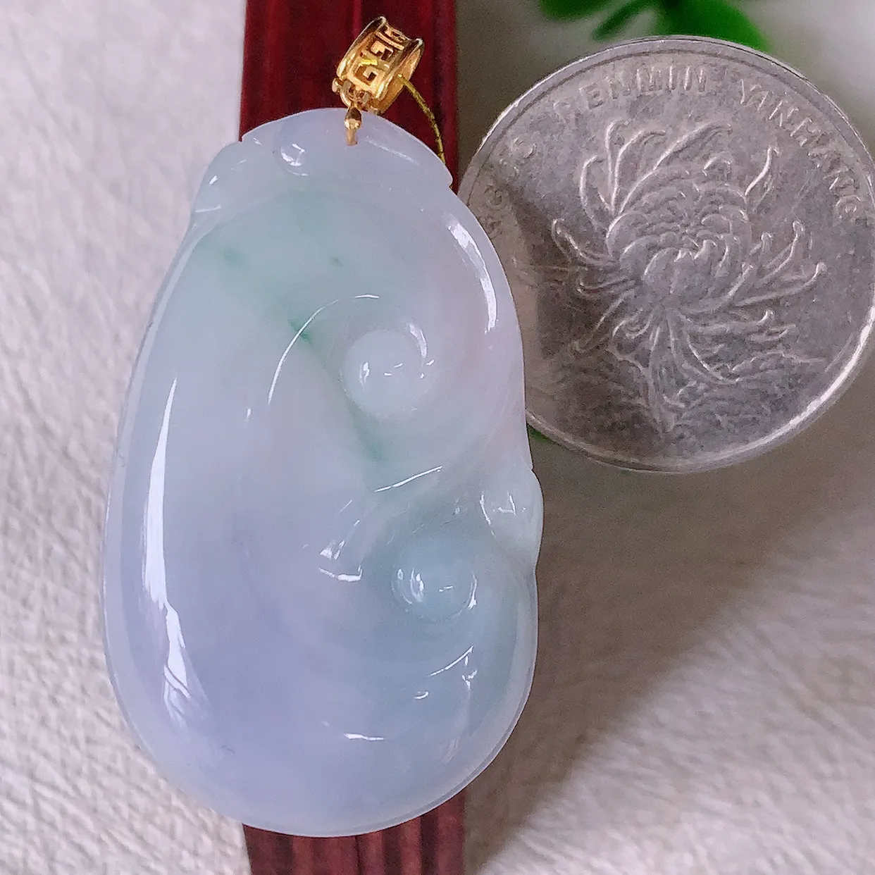 18k金镶嵌春带彩翡翠如意吊坠，沁人心脾，精致典雅的设计，为佩戴者，增添色彩，送礼自留都是佳品选择！#35.2整体44.5裸石38.5*23*5.6