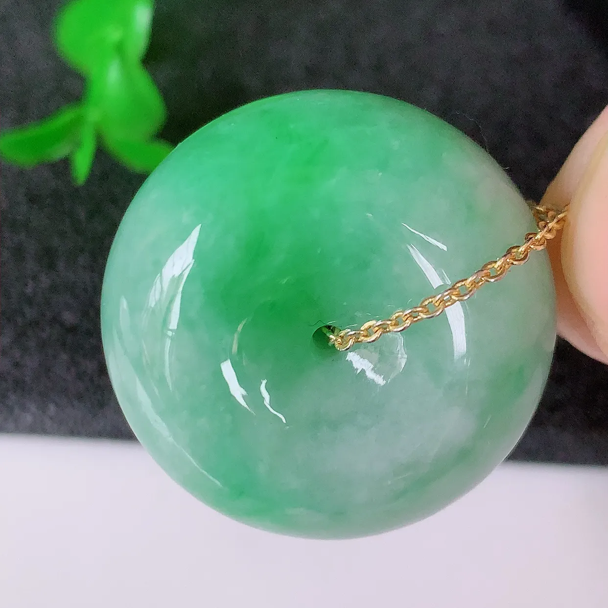 自然光实拍，冰润飘绿翡翠平安扣吊坠，形体饱满圆润，平安扣肥嘟嘟的，平平安安，种水很好，配戴精美！#05.2