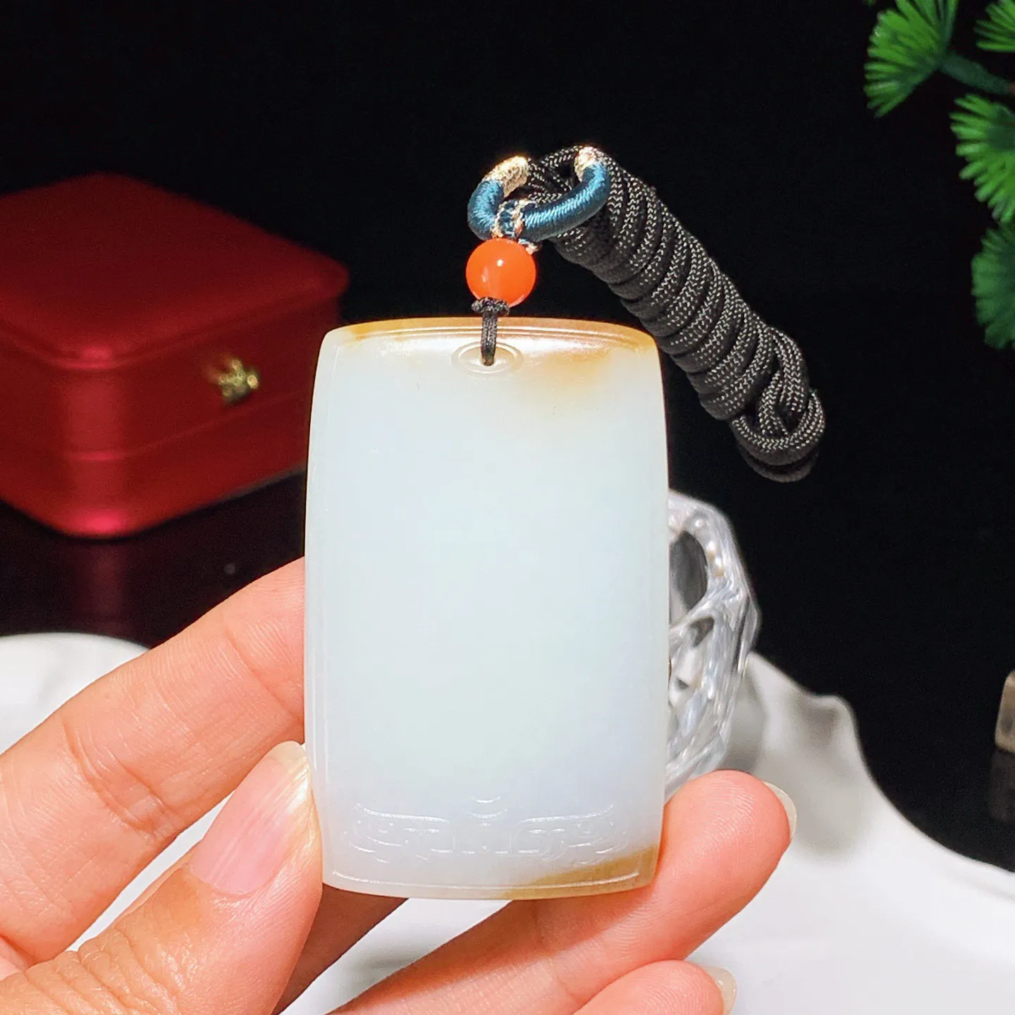 新疆且末糖天地糖平安无事牌挂件。尺寸56/35/11重60克。玉质细腻油润。手推出油。佩戴高端典雅。lt251103