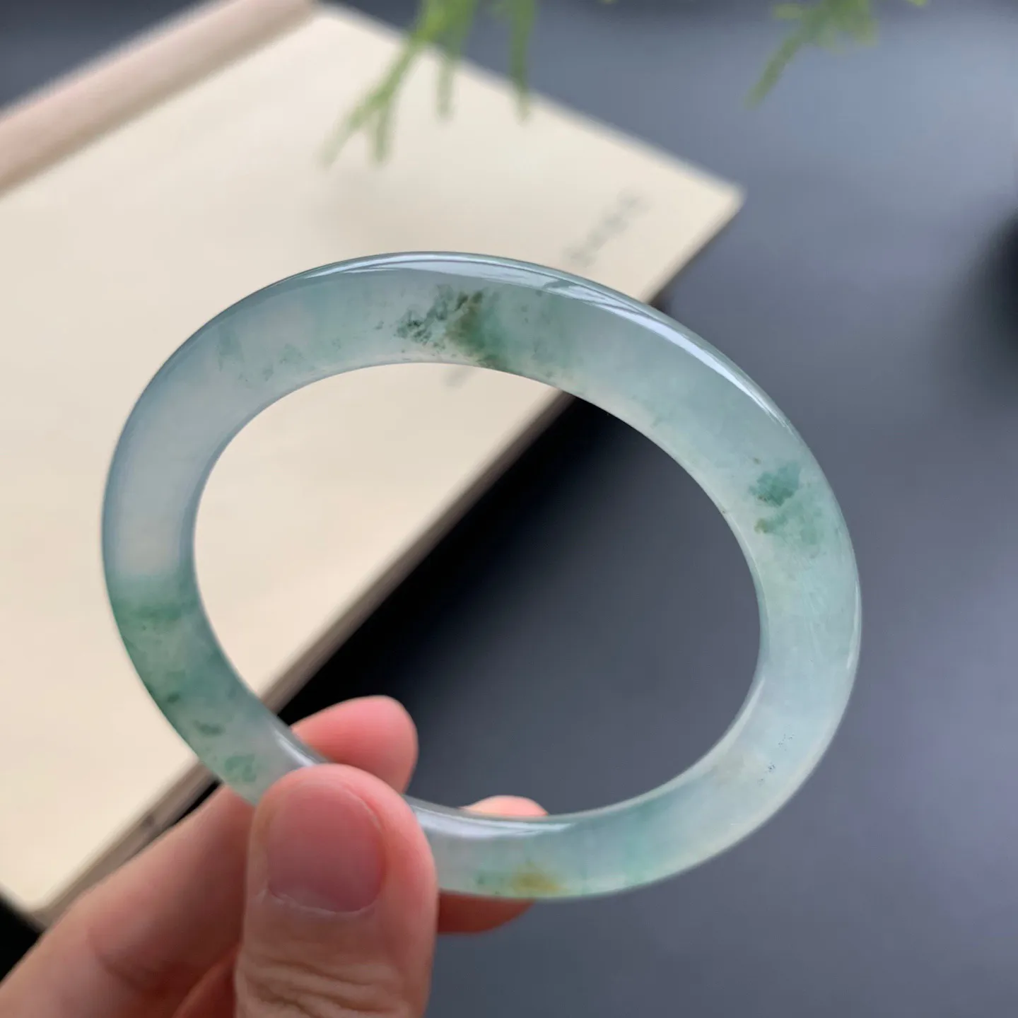 50.2圈口冰种飘花圆条手镯 尺寸：50.2-7.8，无纹裂，水润透亮，花色飘逸