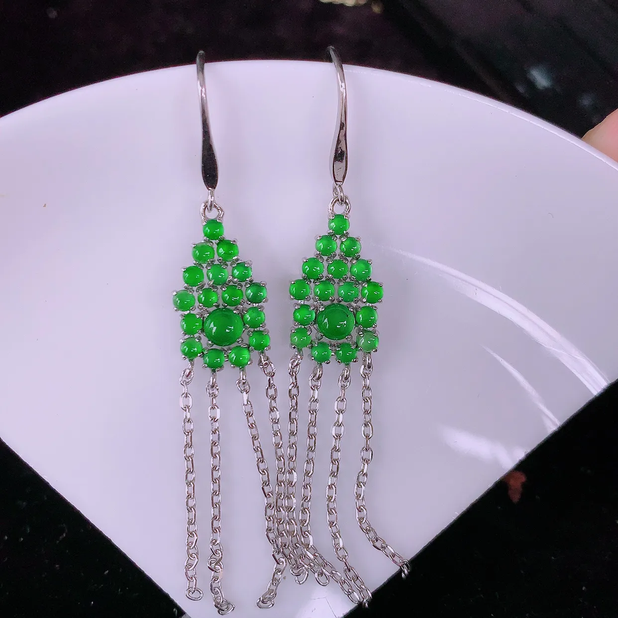 冰透满绿翡翠925银镶嵌耳坠，自然光实拍，翠色灵动，颜色漂亮，种老水足，品相佳，佩戴佳品！#98.2整体59.5*10*3.5裸石3-3