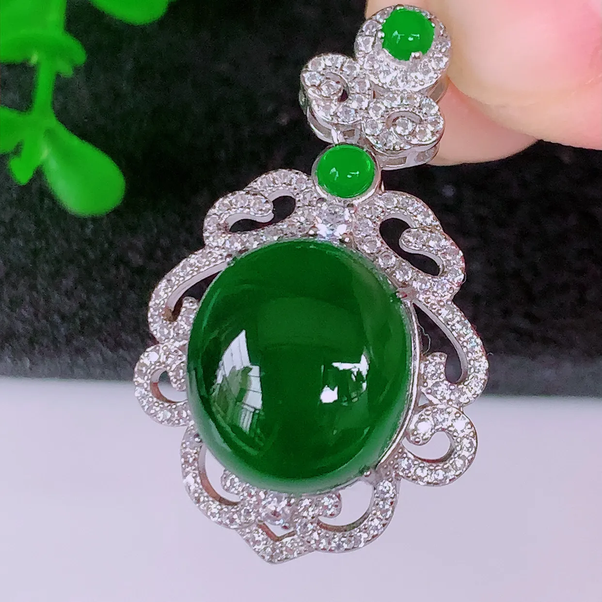 大颗冰透满绿翡翠蛋面925银镶嵌吊坠，自然光实拍，翠色灵动，颜色漂亮，种老水足，品相佳，佩戴佳品！#98.2整体33*20*10.8裸石13.8*12.5