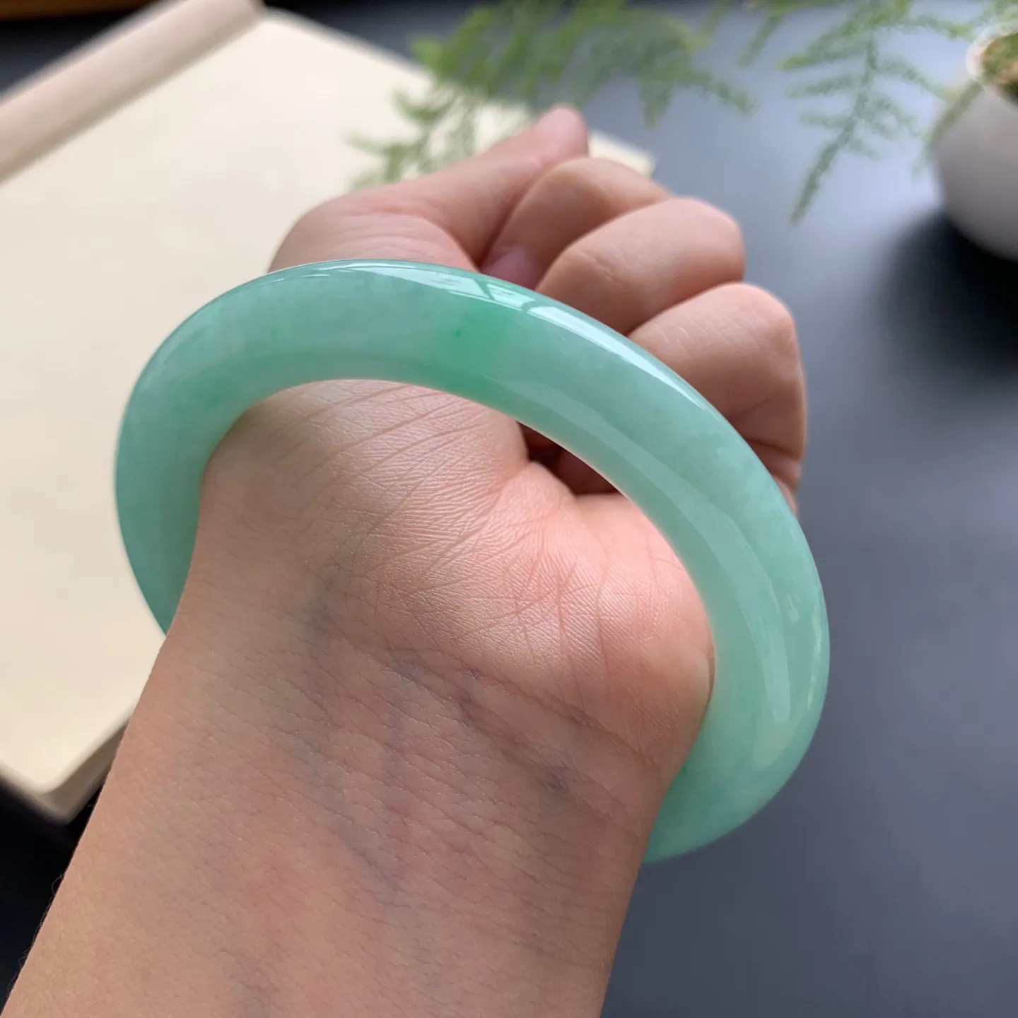 56.2圈口满色圆条手镯 尺寸：56.2-10.2-10，无纹裂，细腻光滑，色泽靓丽