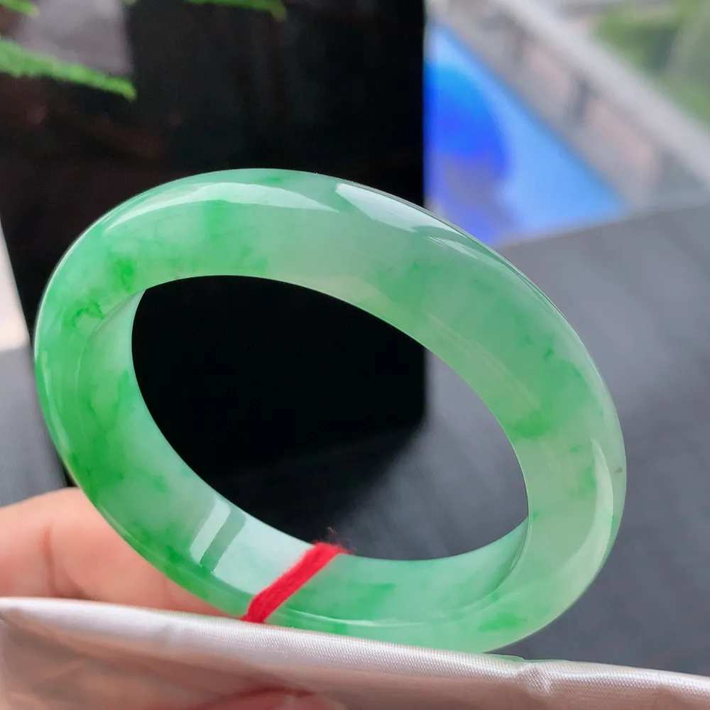 贵妃冰阳绿  无瑕 尺寸:53.7/45.2/12.6/8.4 种色俱佳