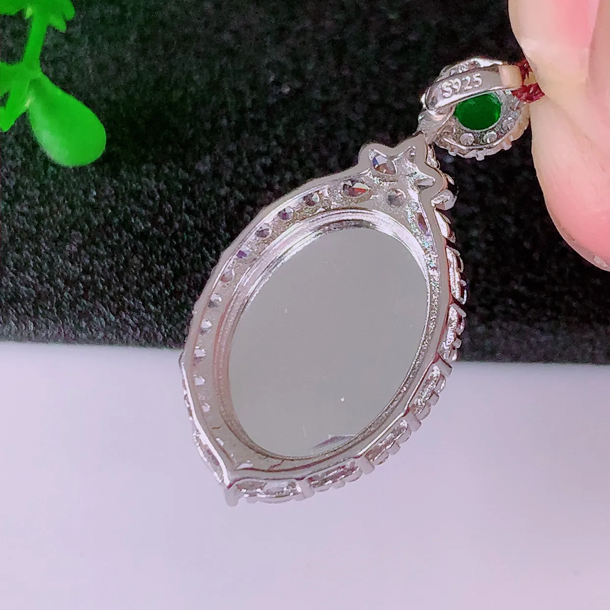 大颗冰透满绿翡翠蛋面925银镶嵌吊坠，自然光实拍，翠色灵动，颜色漂亮，种老水足，品相佳，佩戴佳品！#98.2整体34.8*16.8*9.5裸裸11.8*17.5