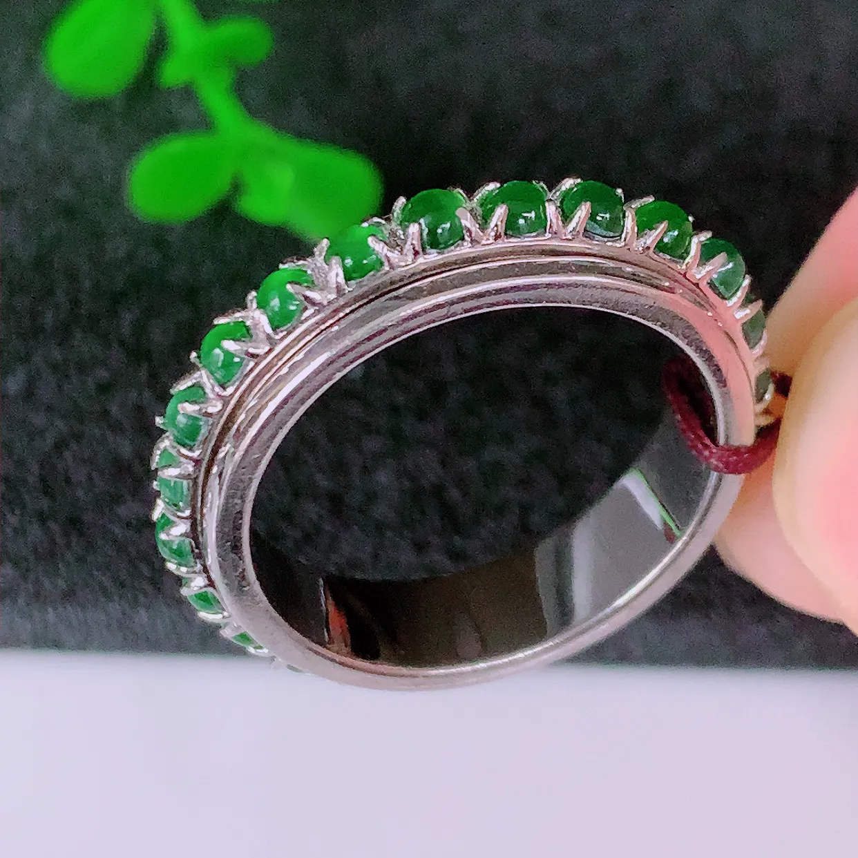 冰透满绿翡翠925银镶嵌戒指，自然光实拍，翠色灵动，颜色漂亮，种老水足，品相佳，佩戴佳品！#98.2整体26.5*5.8*3.2裸石2*2，内径20mm，22圈口