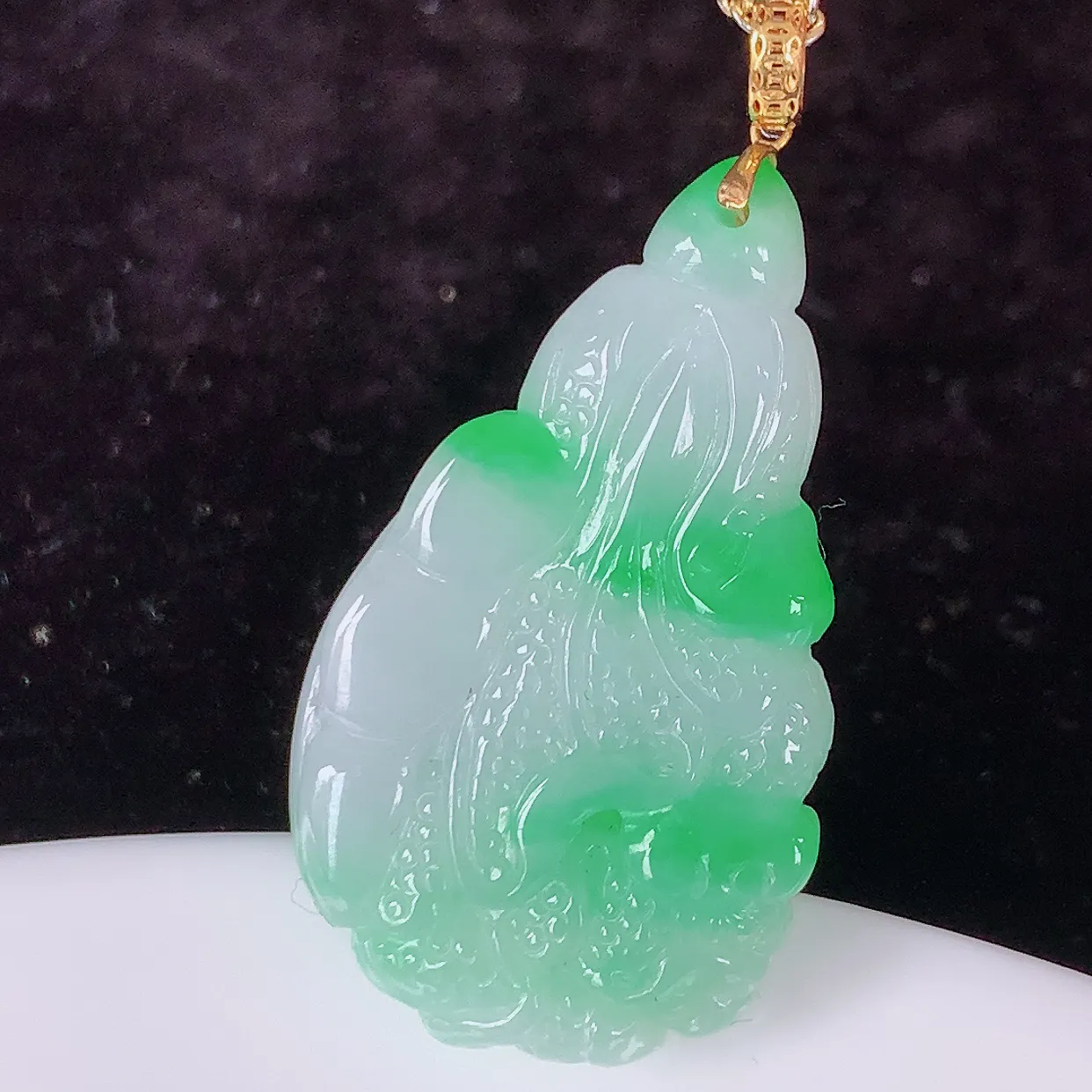 18K金镶嵌飘阳绿翡翠招百财白菜吊坠，百财聚来，财源滚滚，色泽鲜艳，精工水润的白菜，性价比高！#1.2