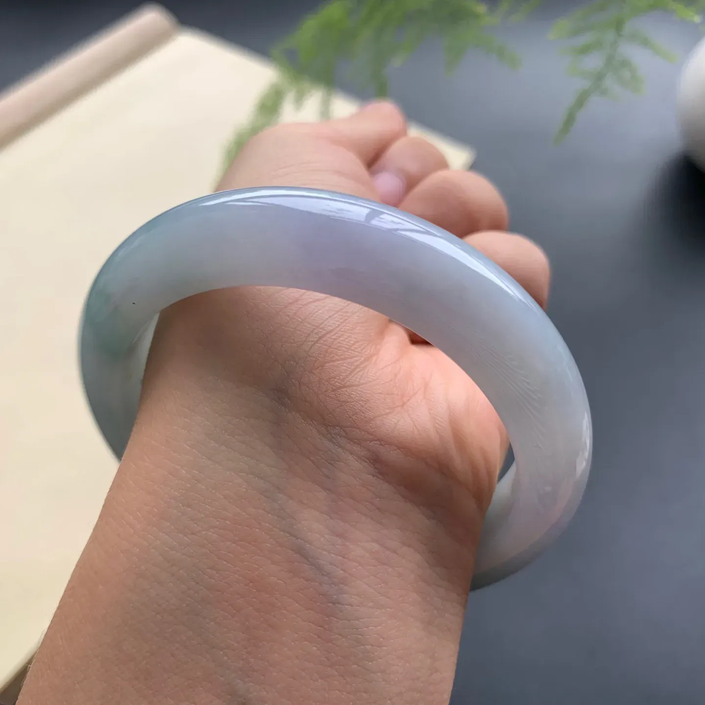 55圈口飘花正圈手镯 尺寸：55-13-9，无纹裂，细腻光滑，花色飘逸