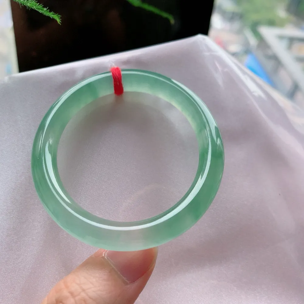 贵妃冰玻绿 无瑕 尺寸:51.3/47.1/8.4 种色俱佳