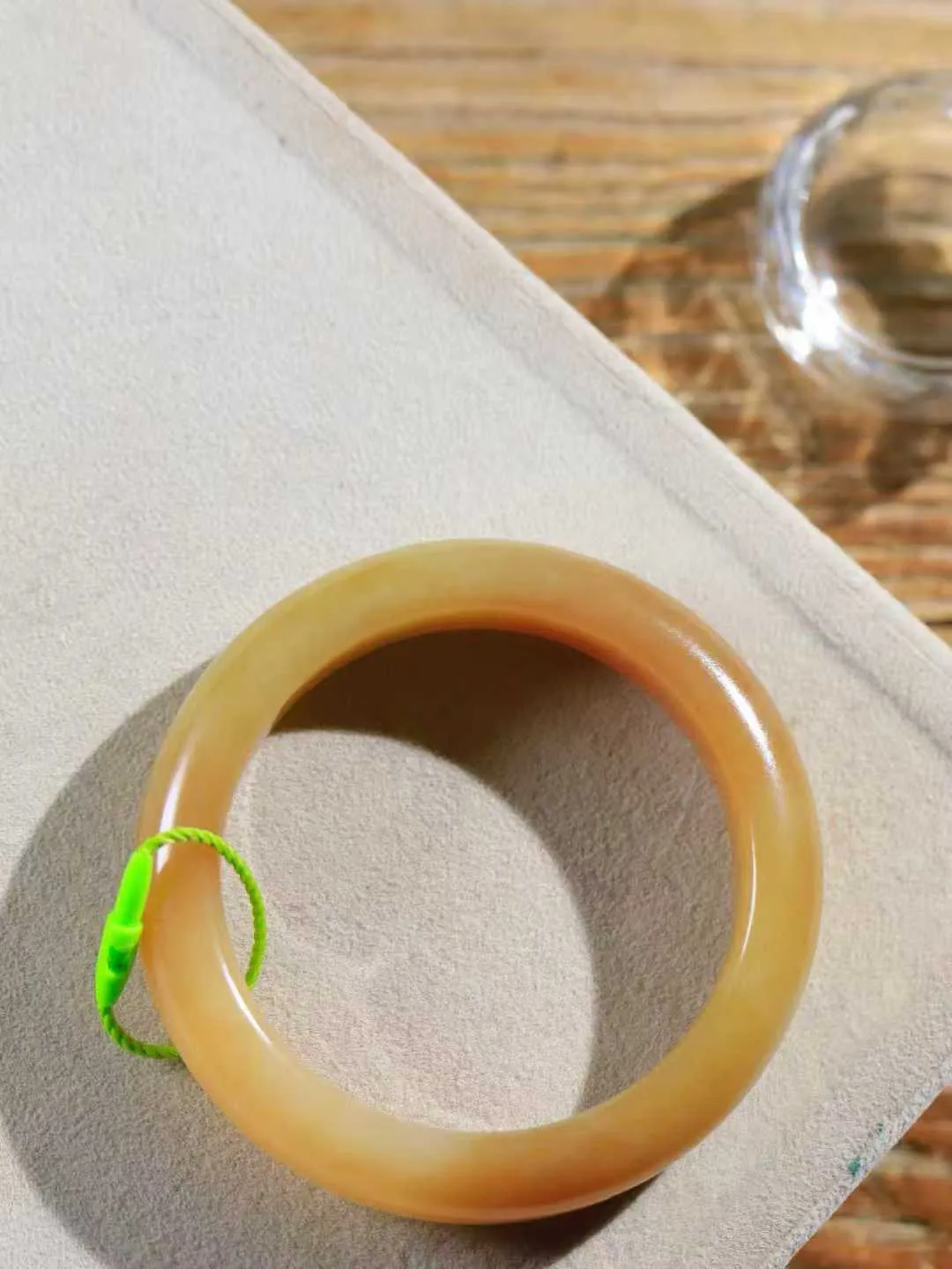 【婉约佳人.手镯】

精品和田玉糖白玉手镯 玉质温润细腻 油性十足 手感舒适，高华雅逸，线条流畅，简约大气，美自天成，素雅高贵。佩戴于腕间，婉约之美，举手投足间透出那份低调奢华。重59.3克 内径53mm尺寸14-9mm   FDT-581042731