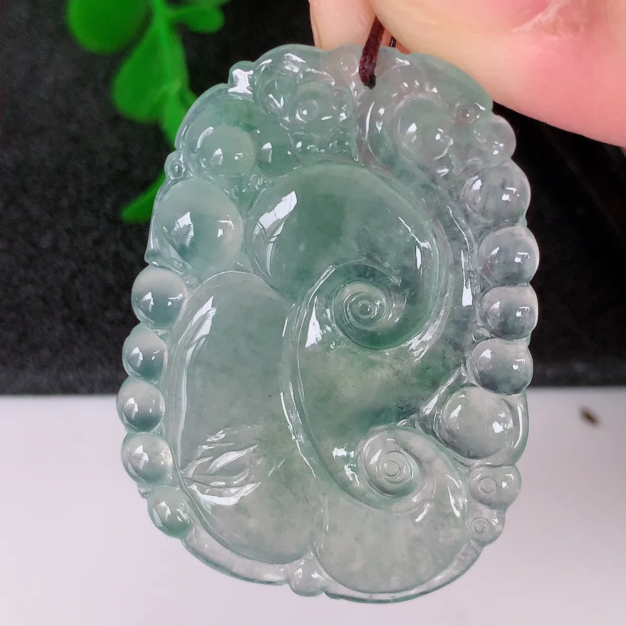 自然光实拍，冰种翡翠如意吊坠，种老水足，雕工精湛 ，寓意美好，佩戴时尚出众！#01.2