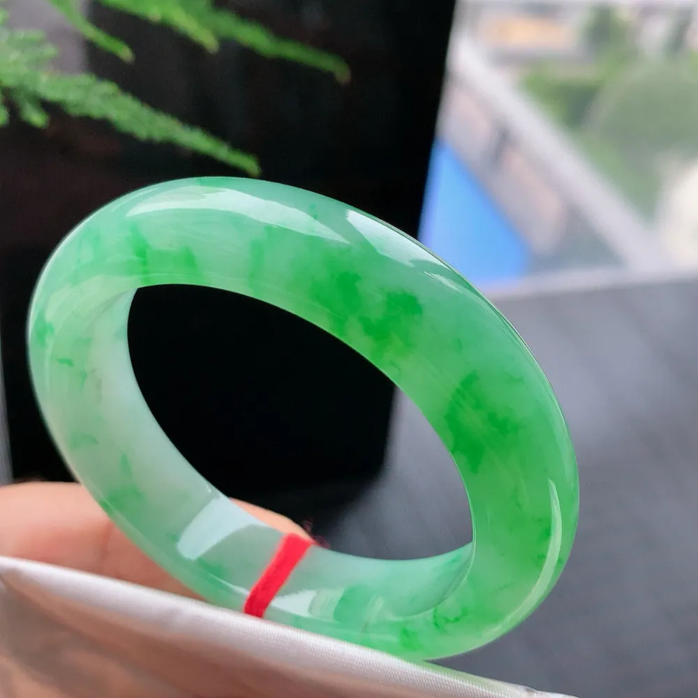 贵妃冰阳绿  无瑕 尺寸:53.7/45.2/12.6/8.4 种色俱佳